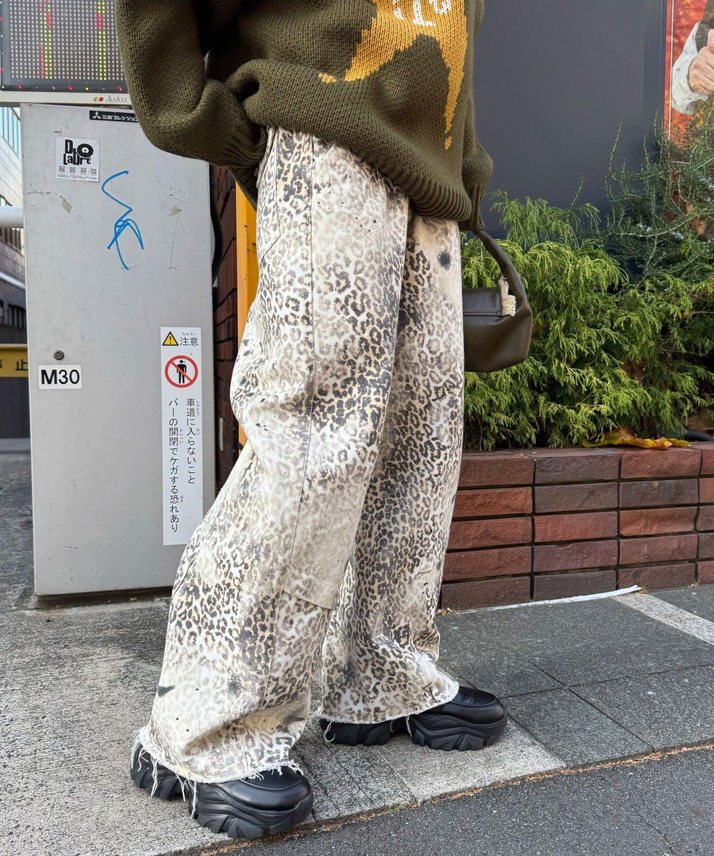 ANTI WARP 拼接弧形闊腿牛仔褲