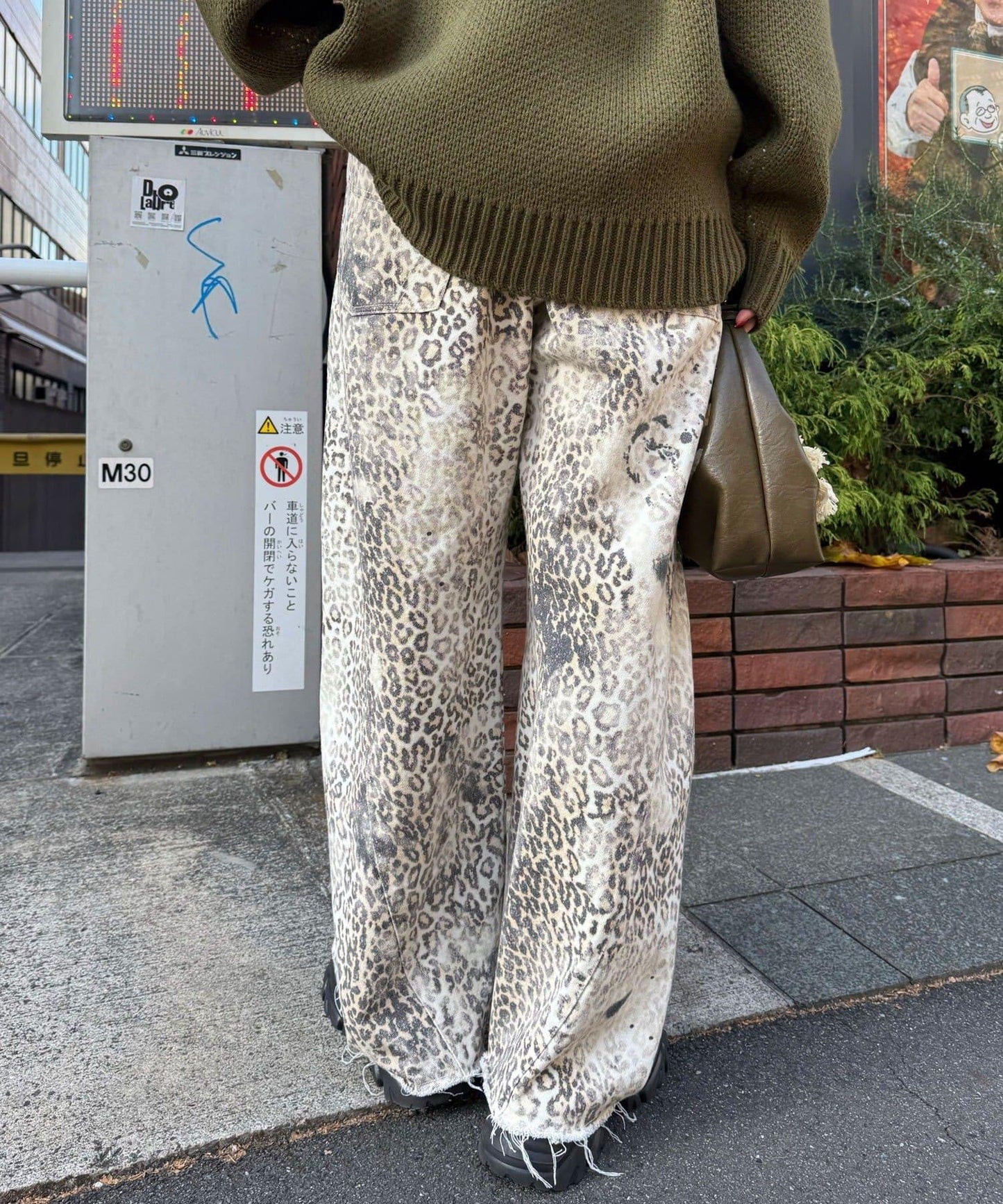 ANTI WARP 拼接弧形闊腿牛仔褲