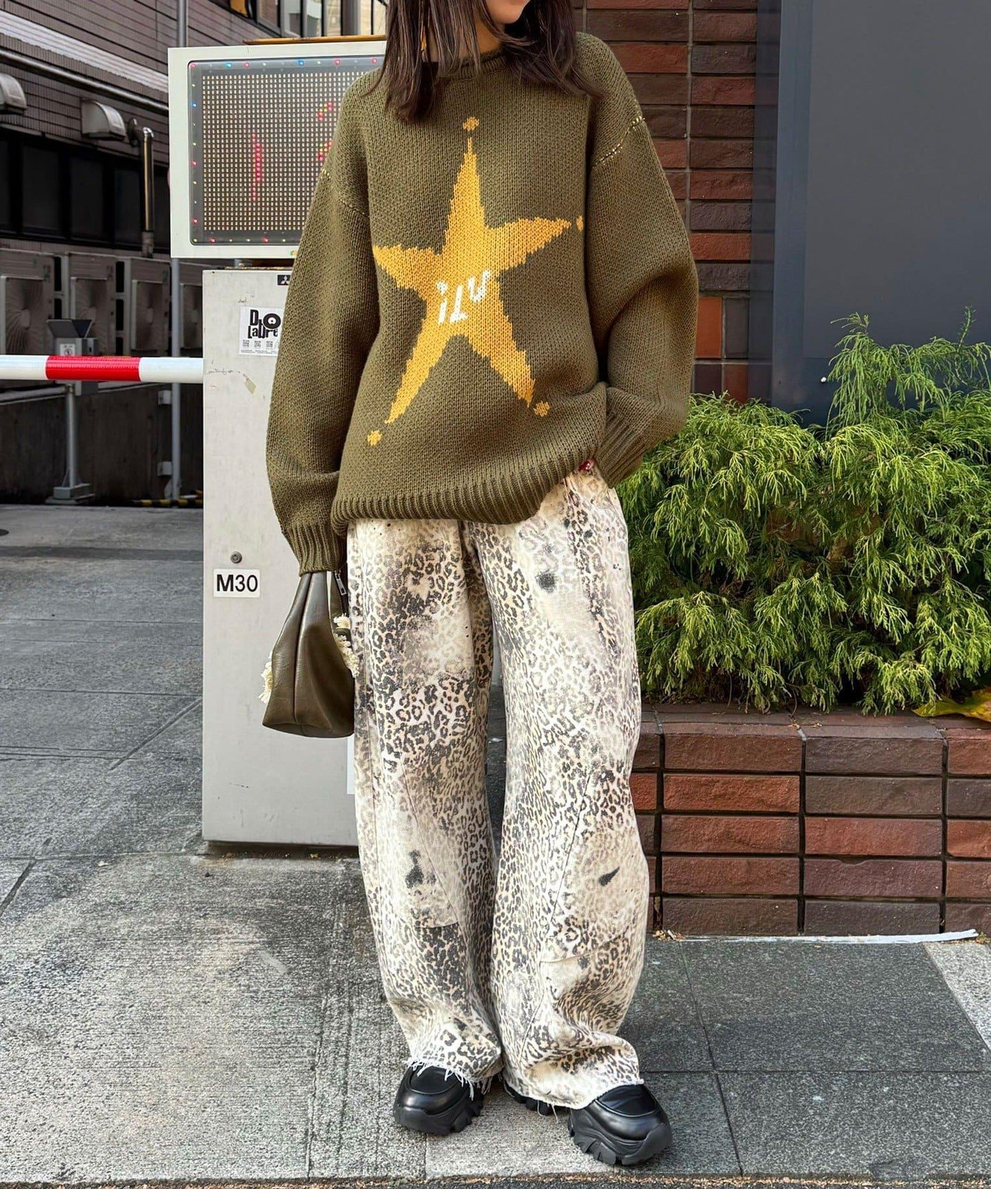 ANTI WARP 拼接弧形闊腿牛仔褲