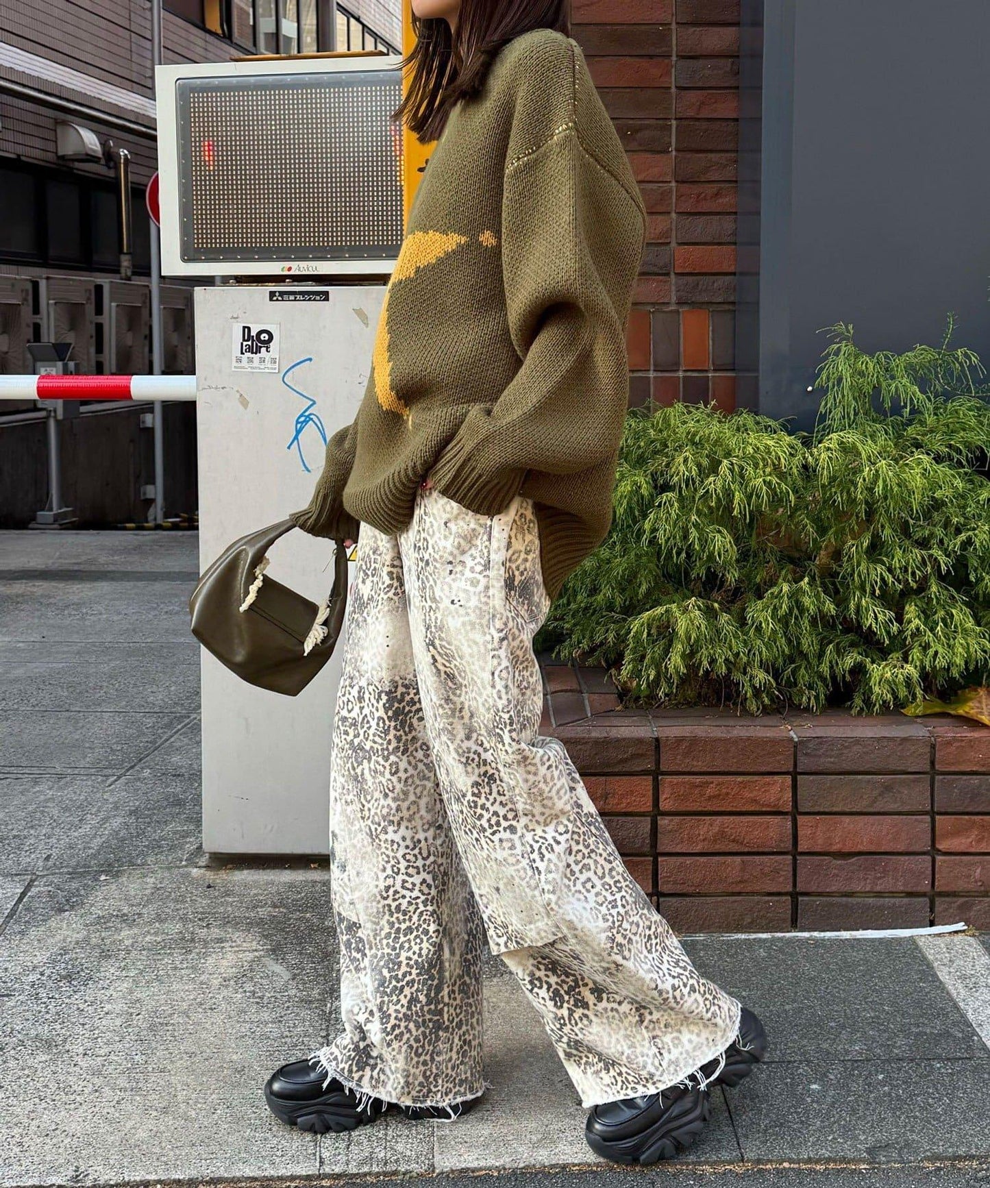 ANTI WARP 拼接弧形闊腿牛仔褲