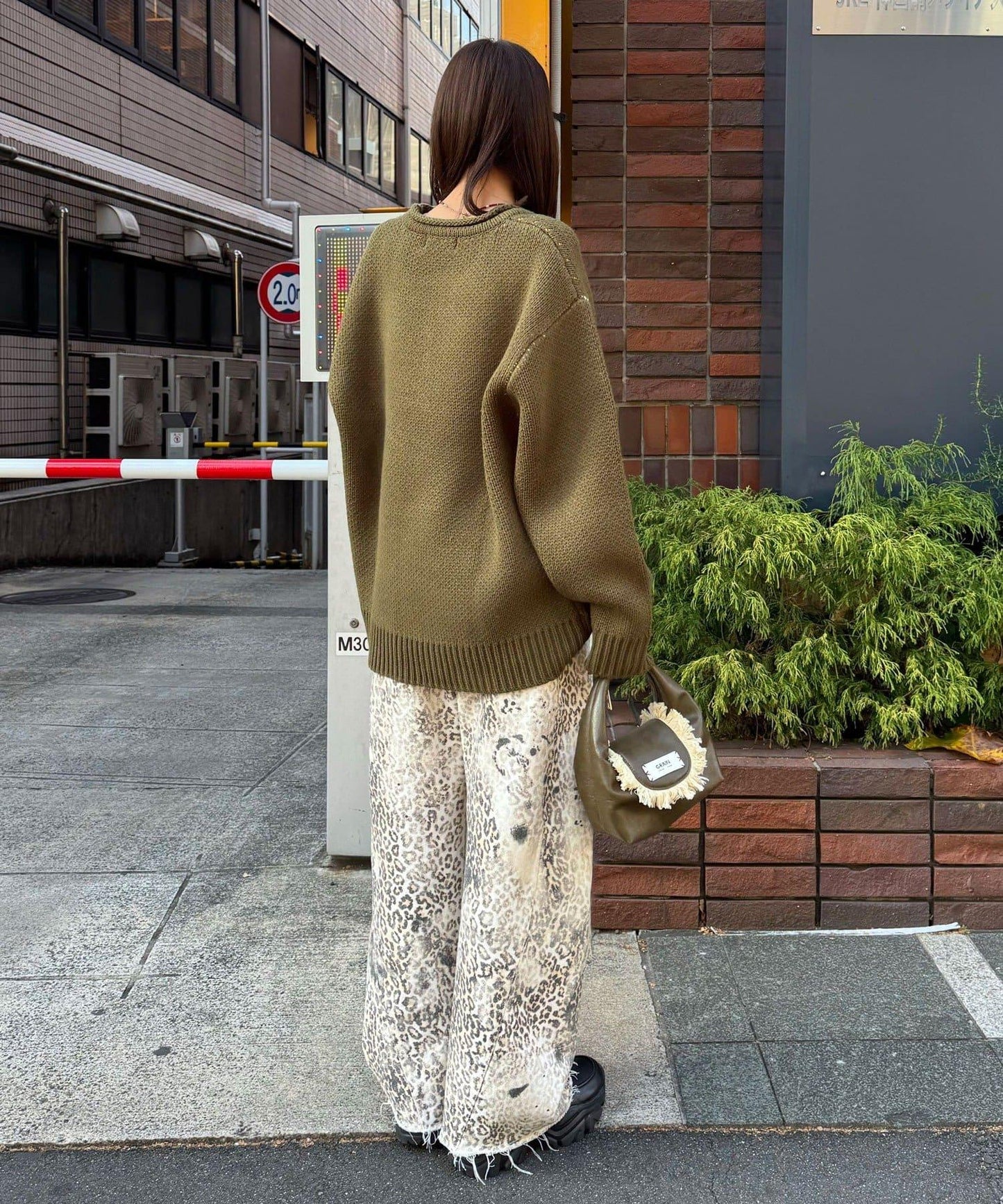 ANTI WARP 拼接弧形闊腿牛仔褲