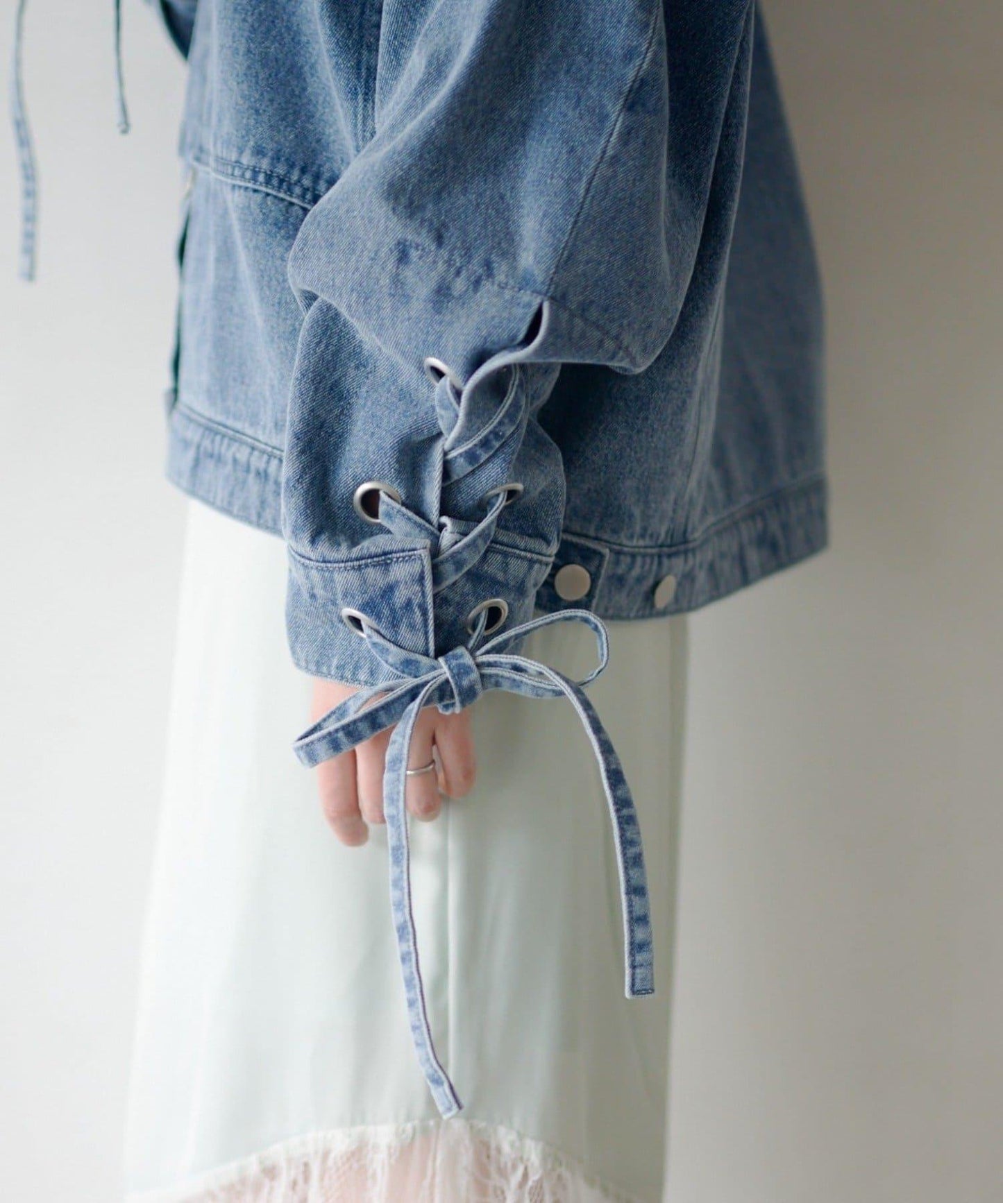 可拆卸蝴蝶結設計 牛仔夾克