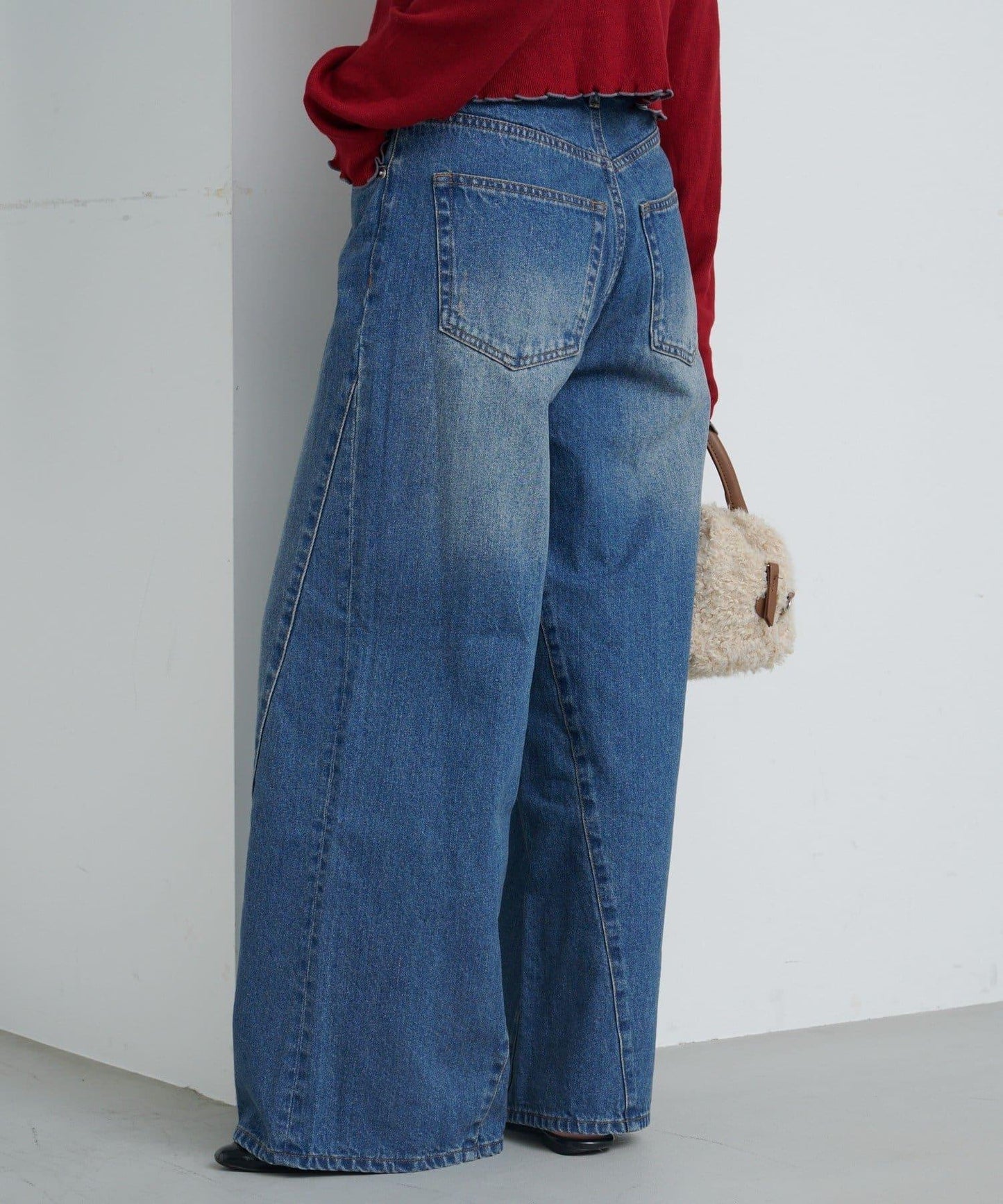 弧線縫線設計牛仔褲