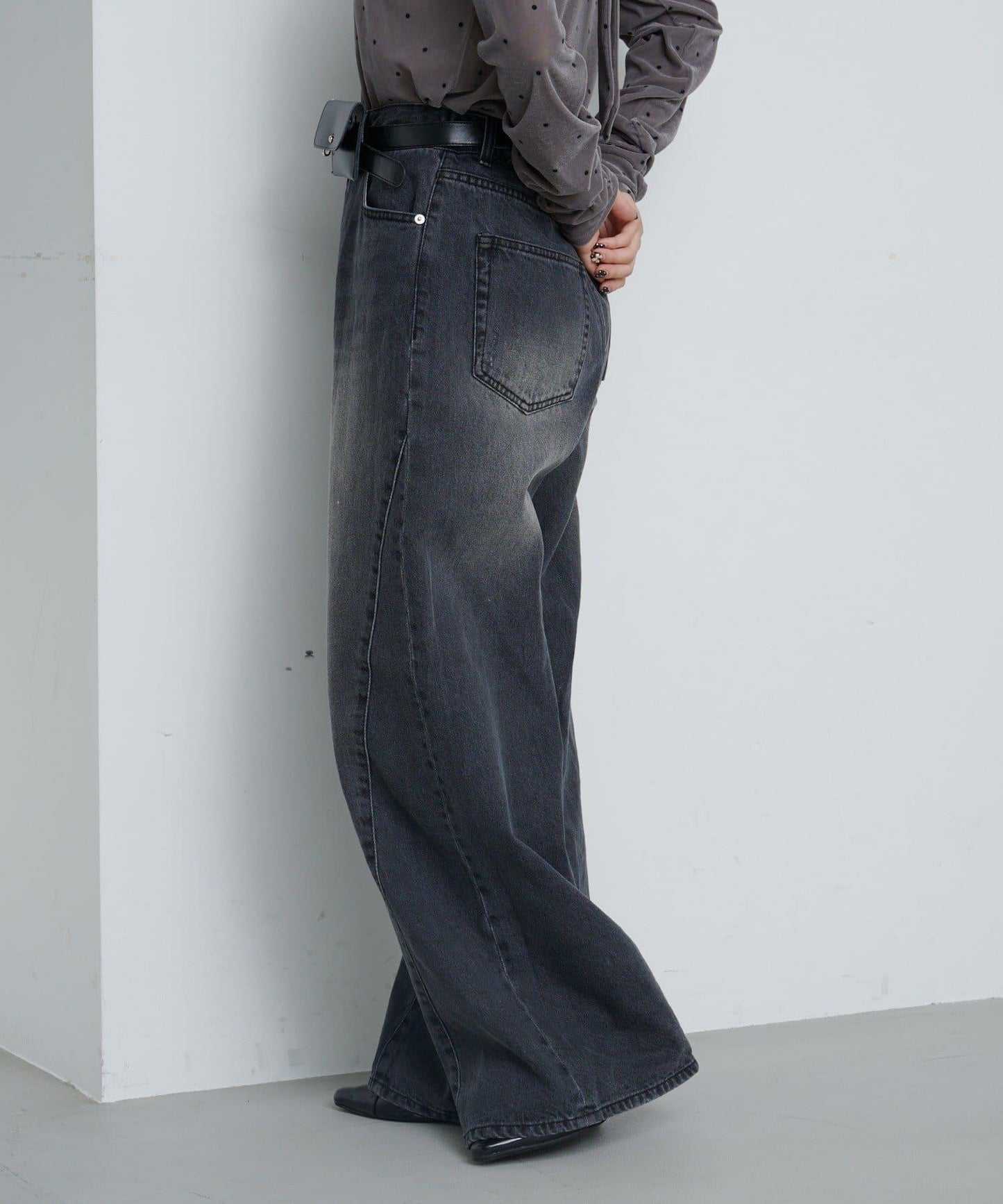 弧線縫線設計牛仔褲