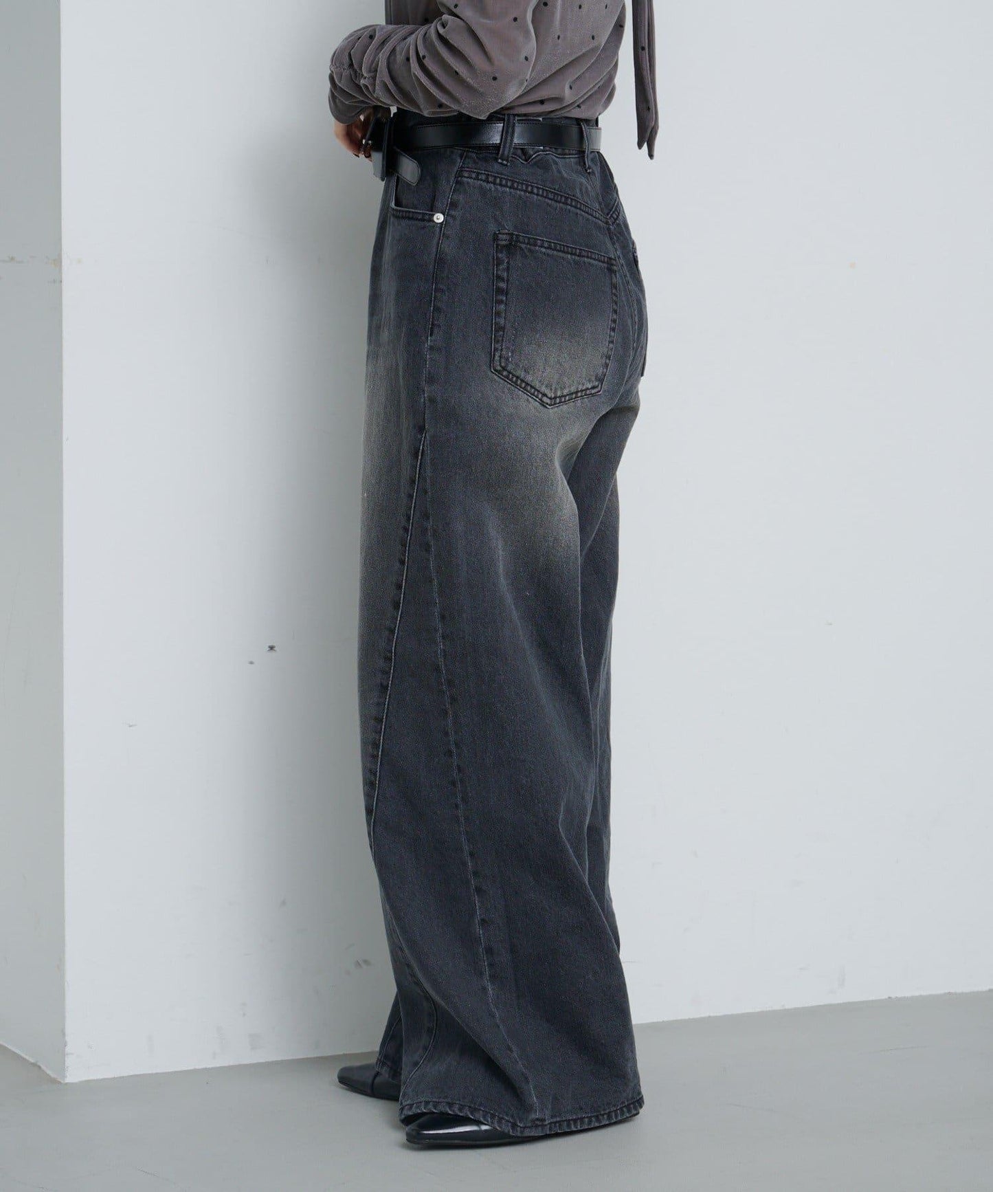 弧線縫線設計牛仔褲