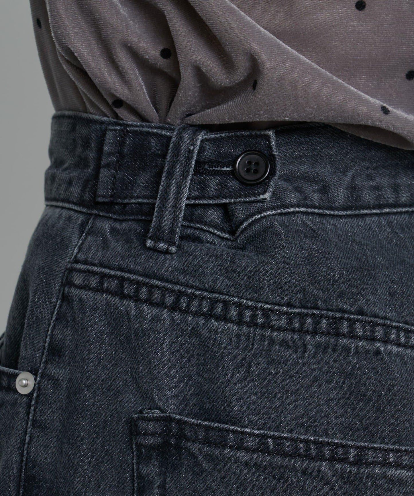 弧線縫線設計牛仔褲