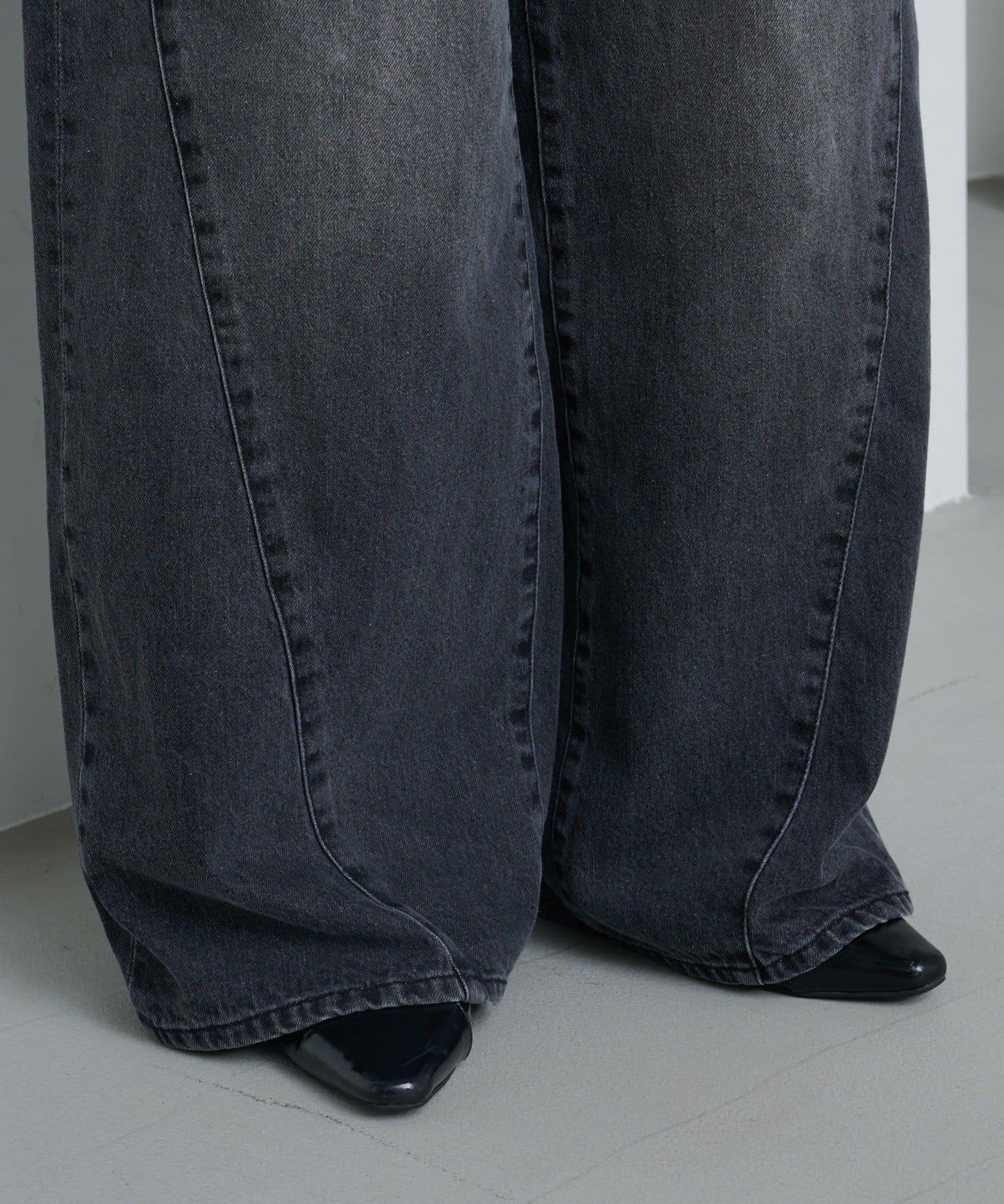 弧線縫線設計牛仔褲