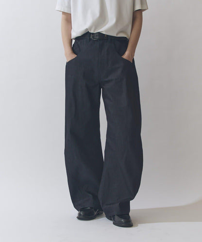 硬挺弧形牛仔褲