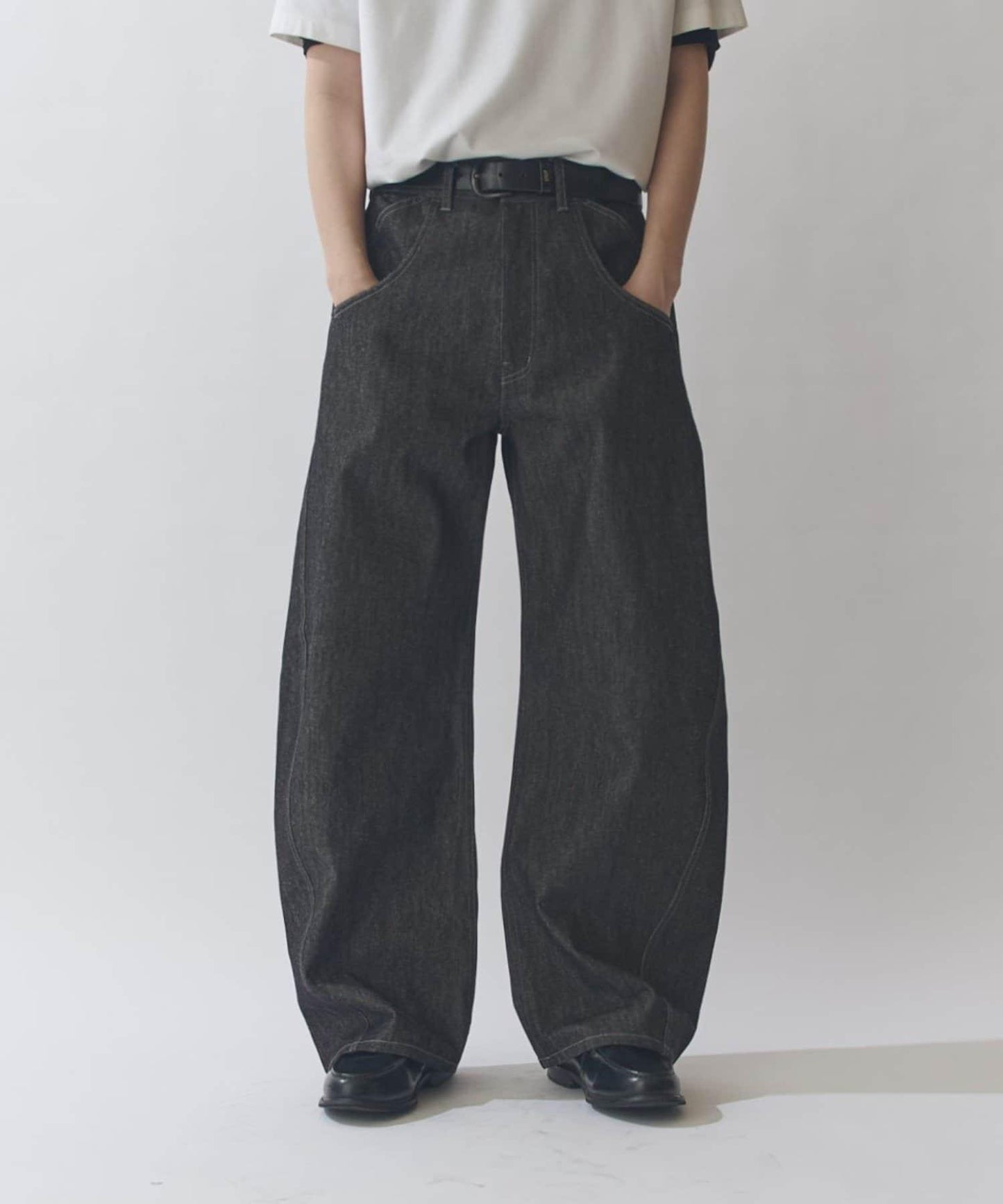 硬挺弧形牛仔褲