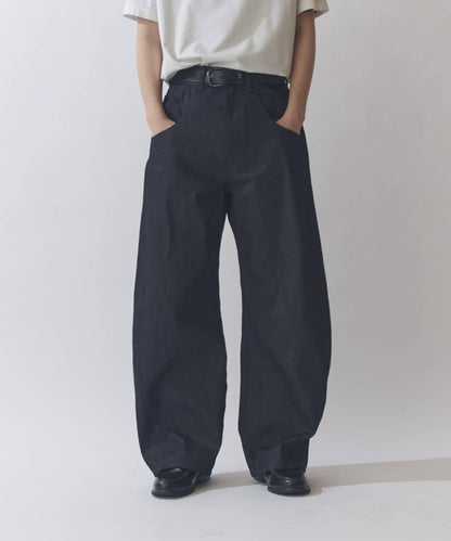 硬挺弧形牛仔褲