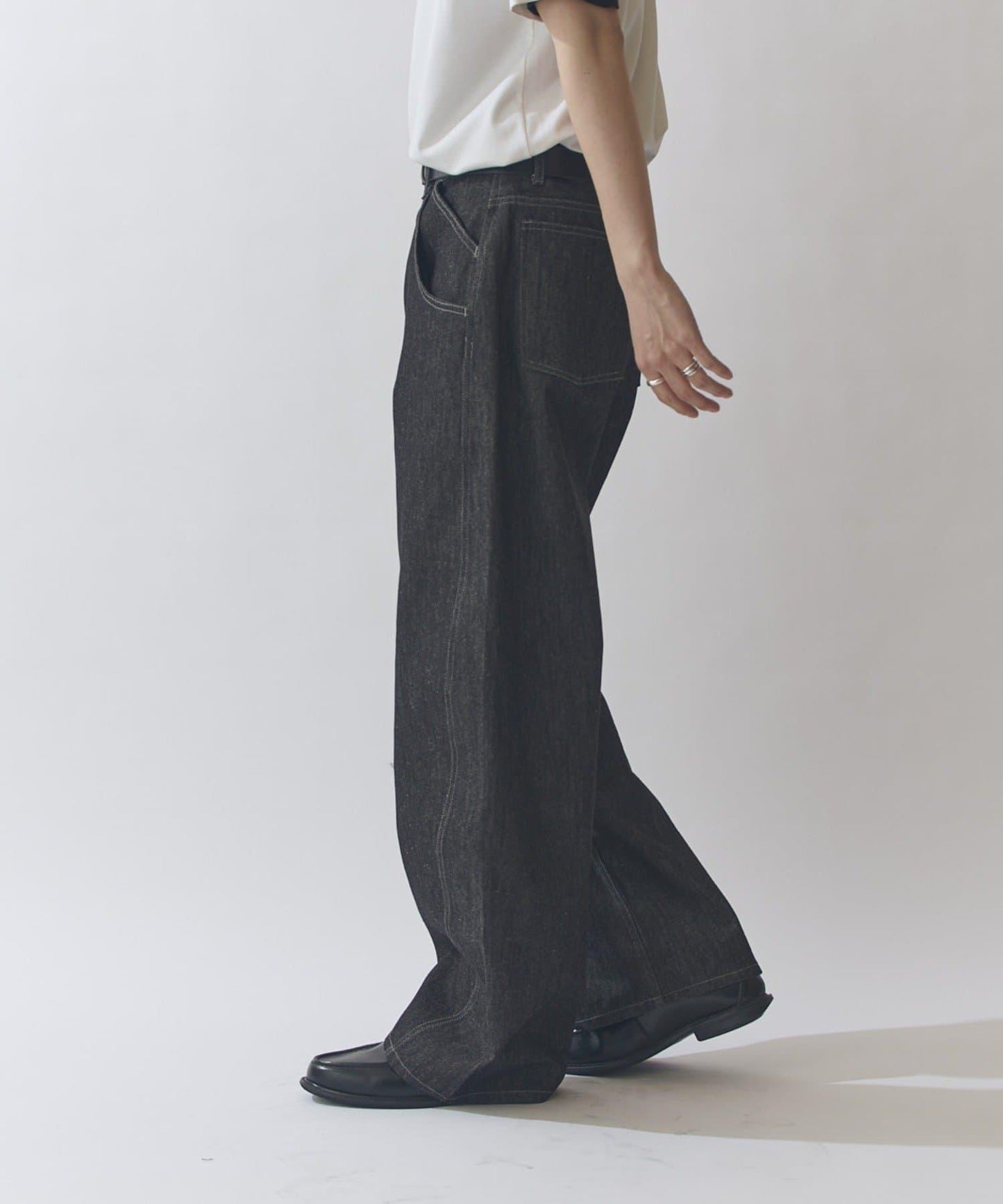 硬挺弧形牛仔褲