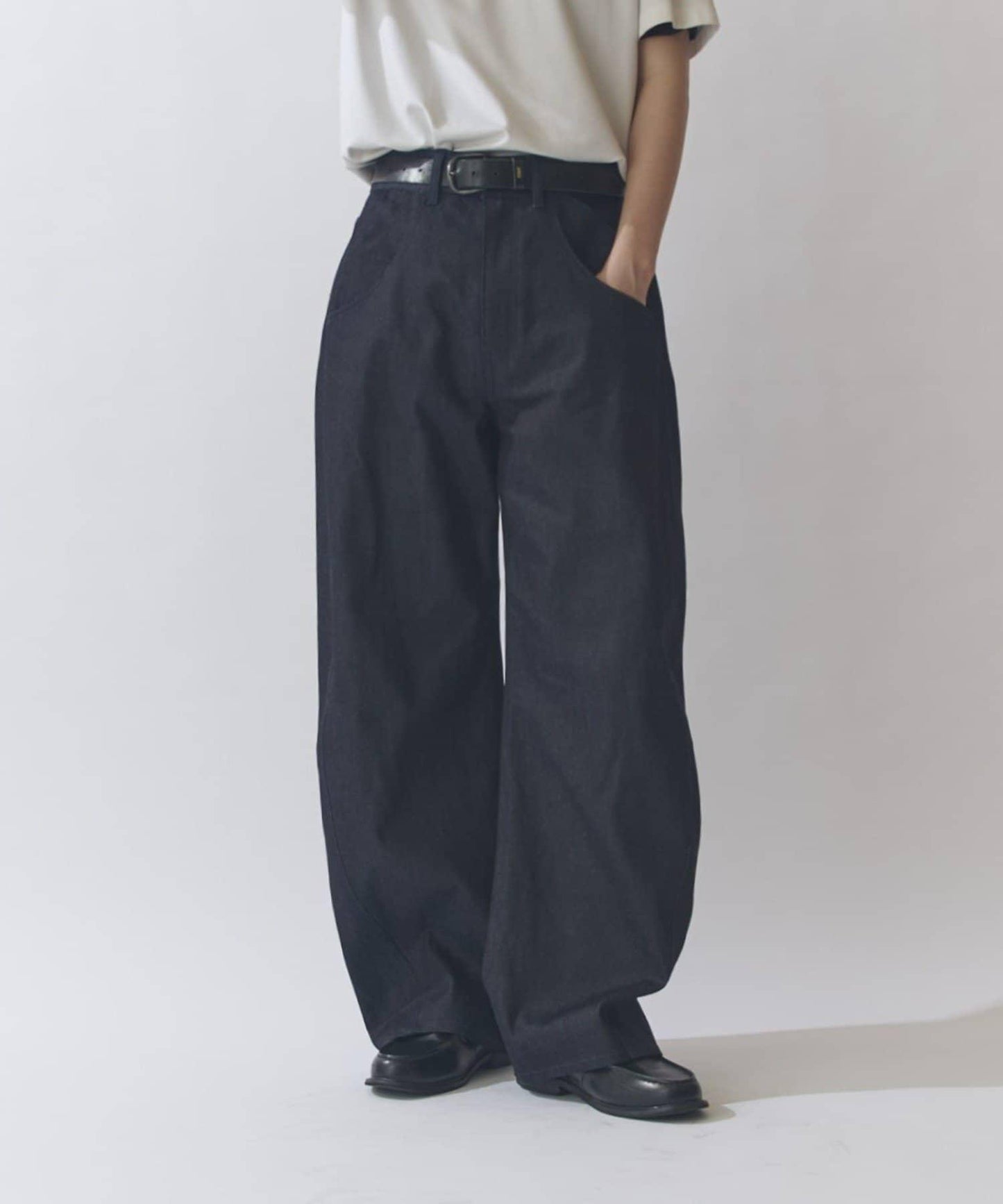 硬挺弧形牛仔褲