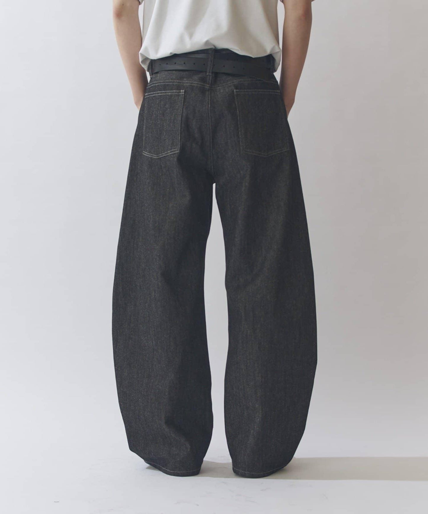 硬挺弧形牛仔褲