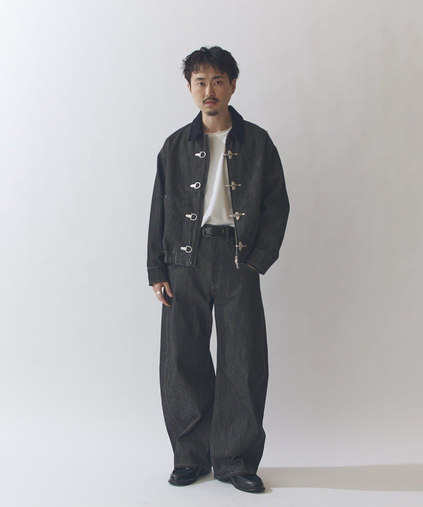 硬挺弧形牛仔褲