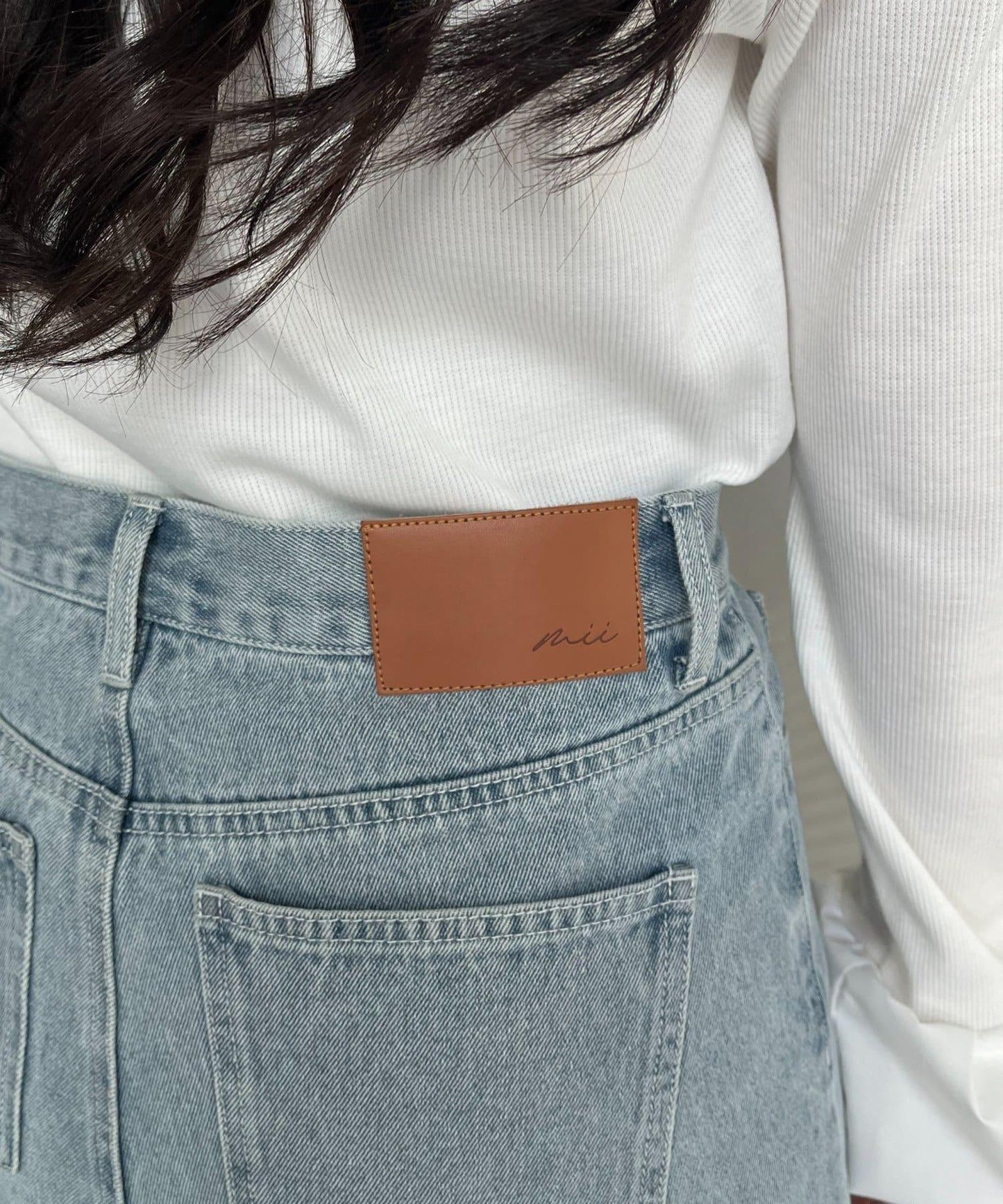 MIO 可調節按鈕直筒牛仔面料牛仔褲