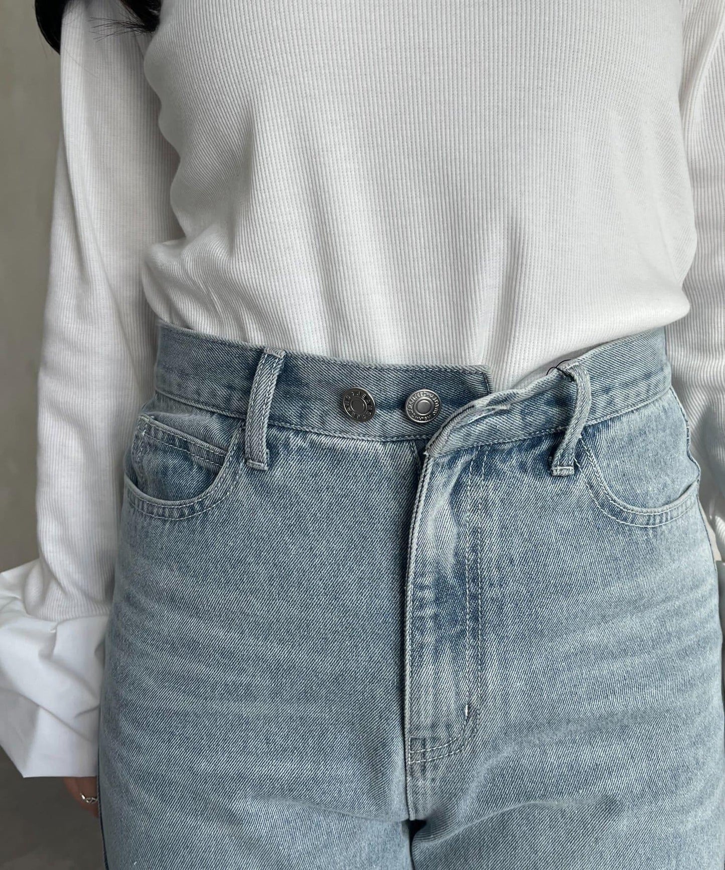 MIO 可調節按鈕直筒牛仔面料牛仔褲