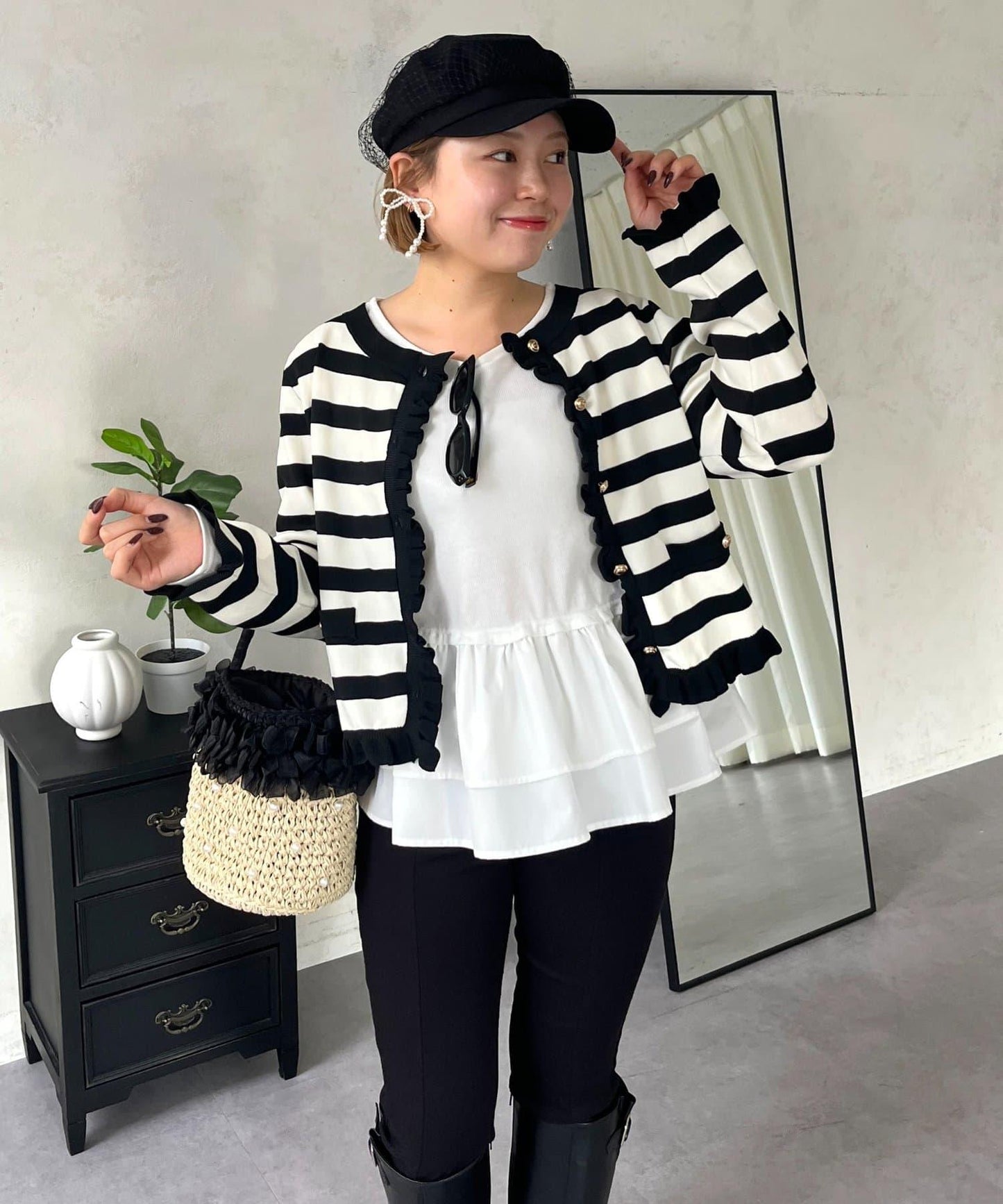 【MOMO】下襬荷葉拼接上衣