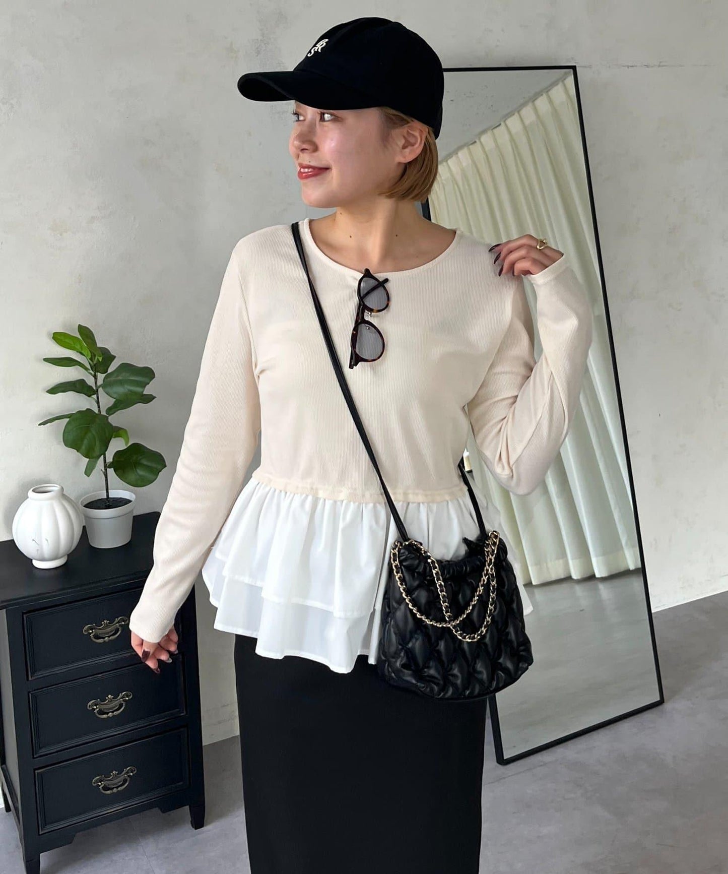 【MOMO】下襬荷葉拼接上衣