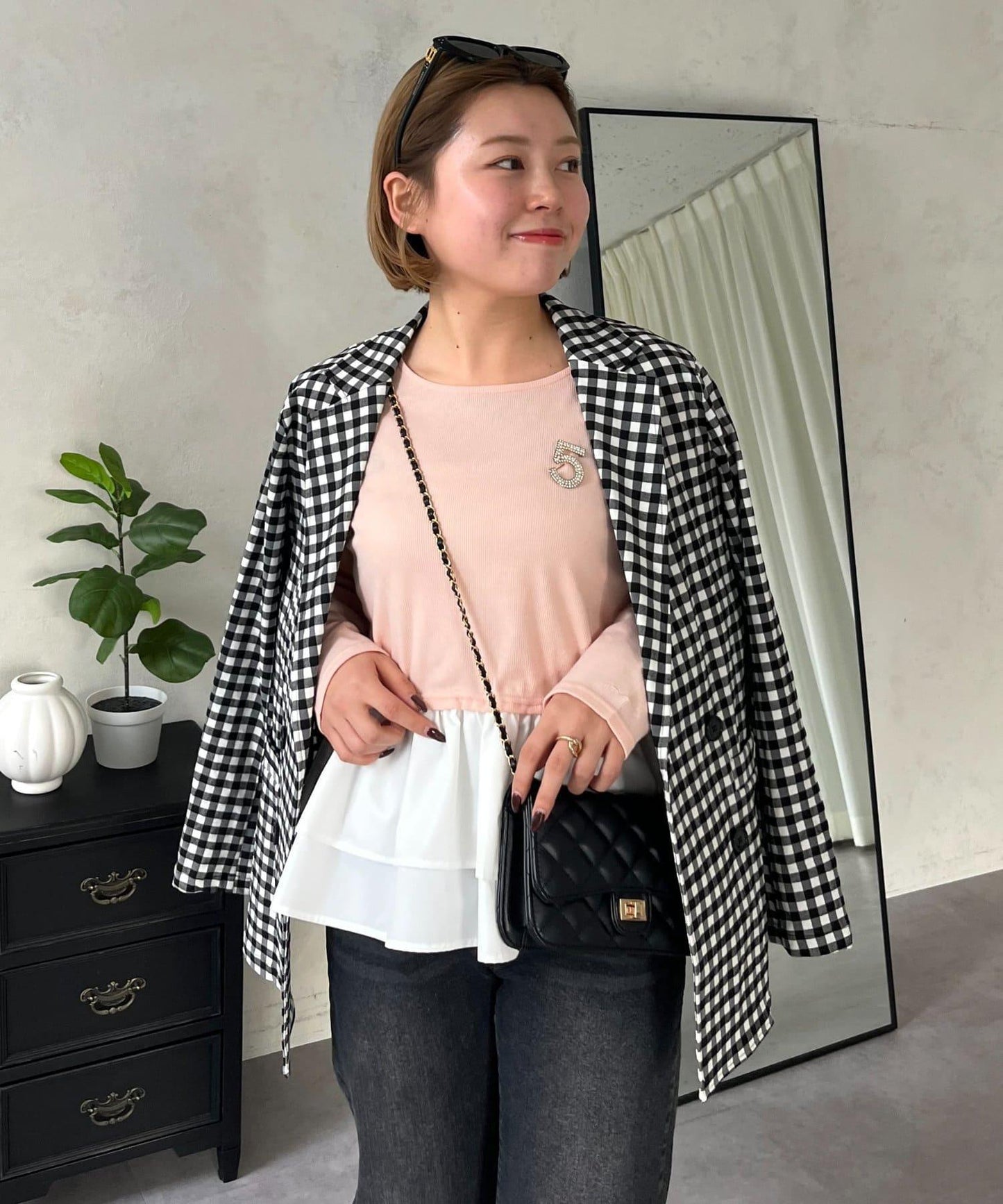 【MOMO】下襬荷葉拼接上衣