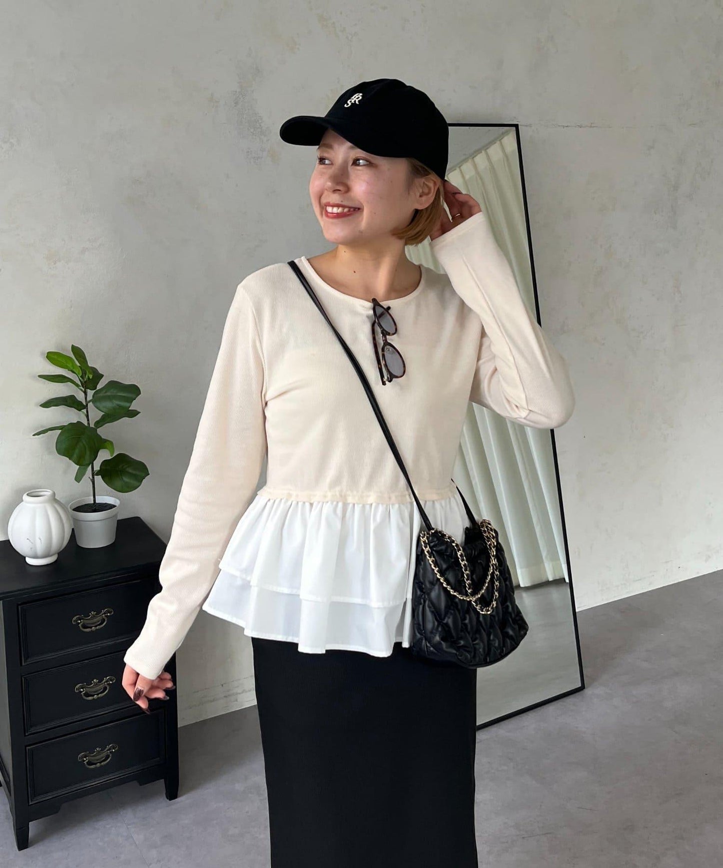 【MOMO】下襬荷葉拼接上衣