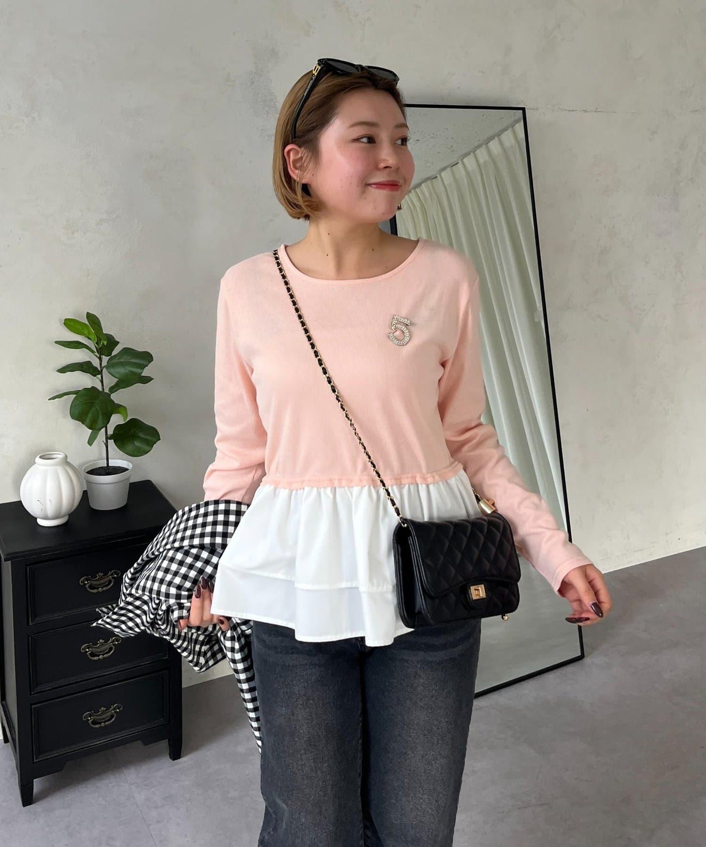 【MOMO】下襬荷葉拼接上衣