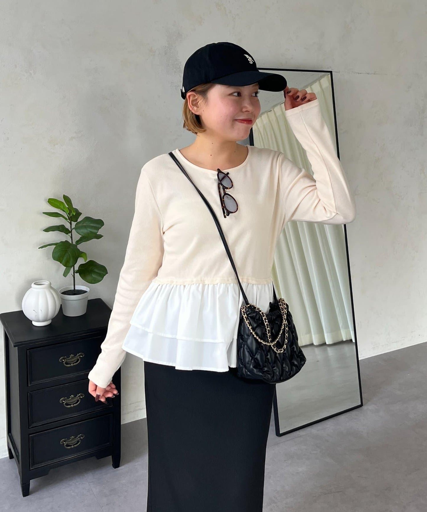 【MOMO】下襬荷葉拼接上衣