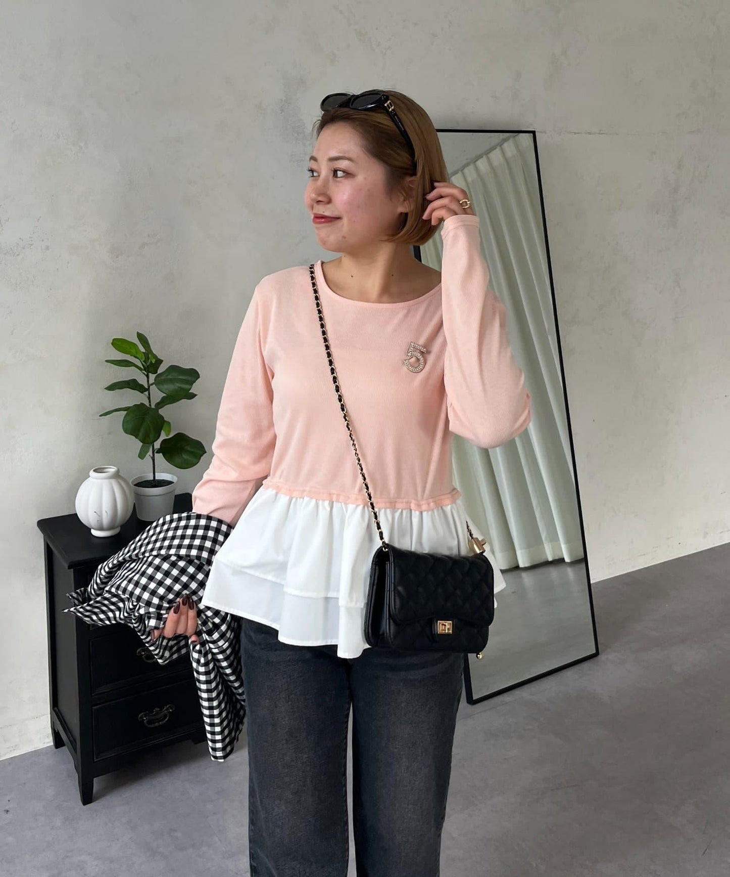 【MOMO】下襬荷葉拼接上衣