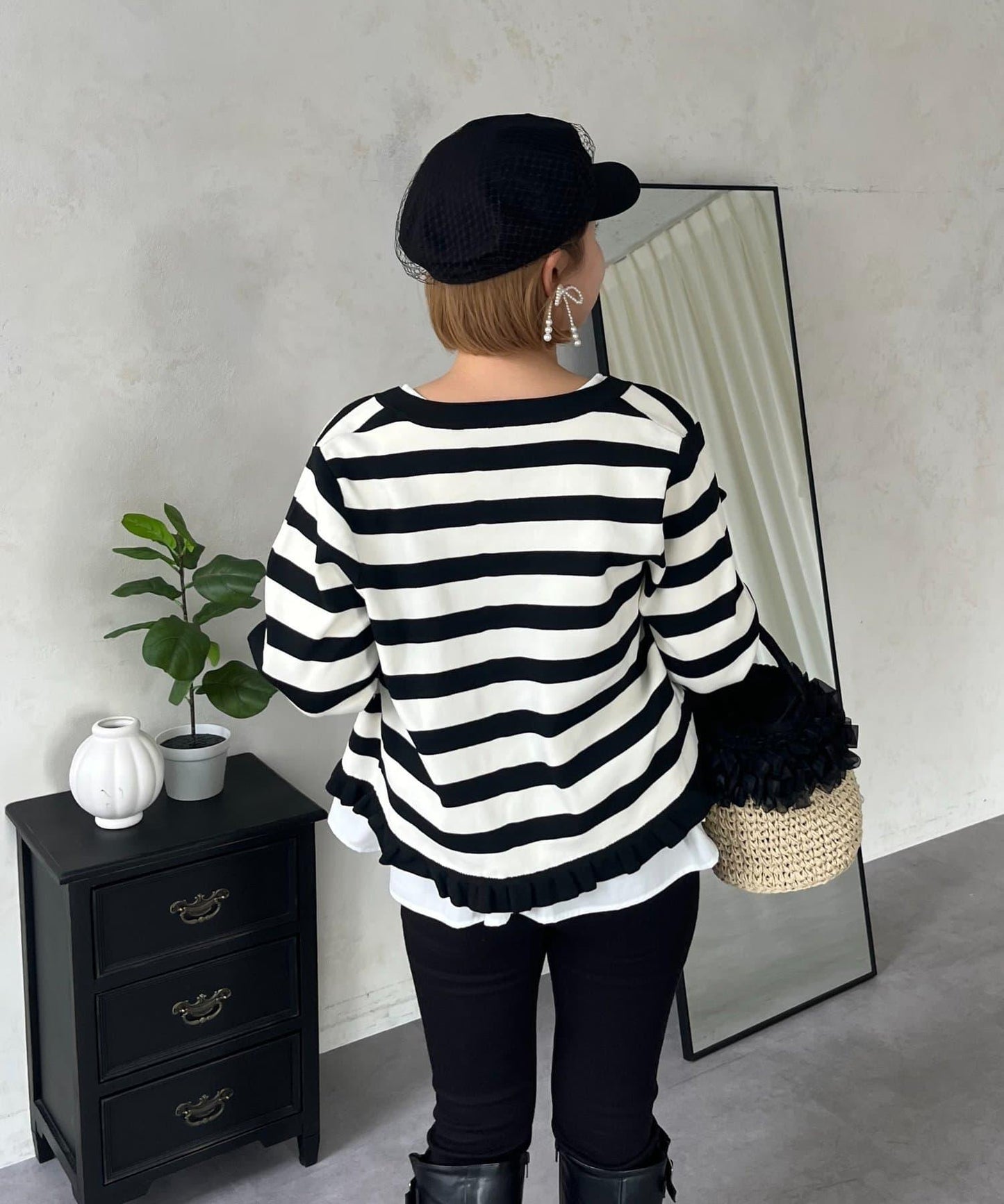 【MOMO】下襬荷葉拼接上衣