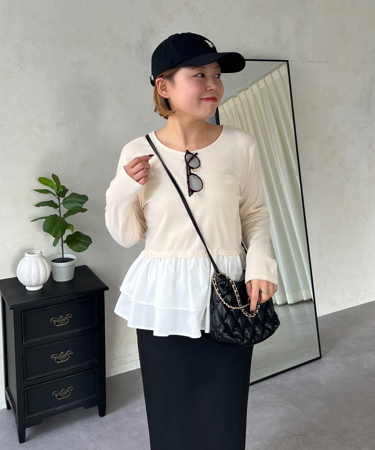 【MOMO】下襬荷葉拼接上衣