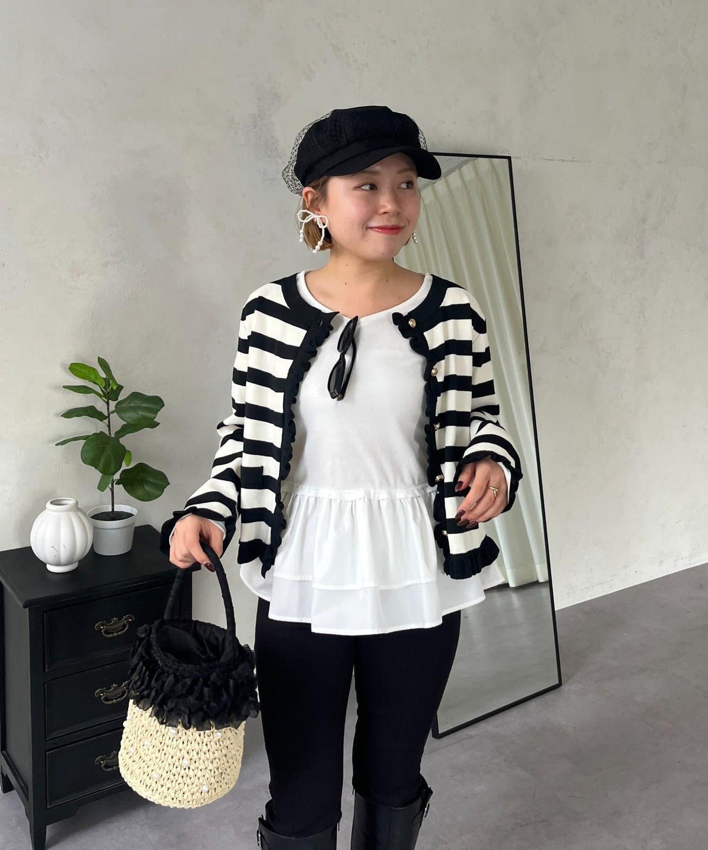 【MOMO】下襬荷葉拼接上衣