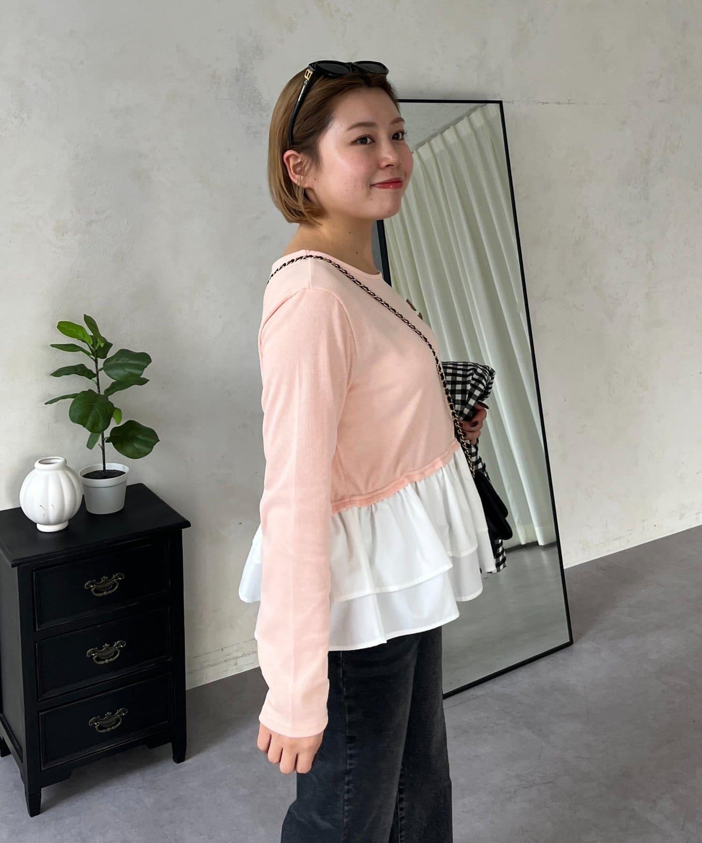 【MOMO】下襬荷葉拼接上衣