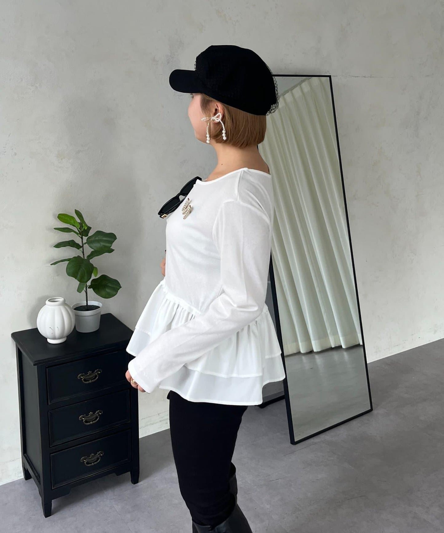 【MOMO】下襬荷葉拼接上衣