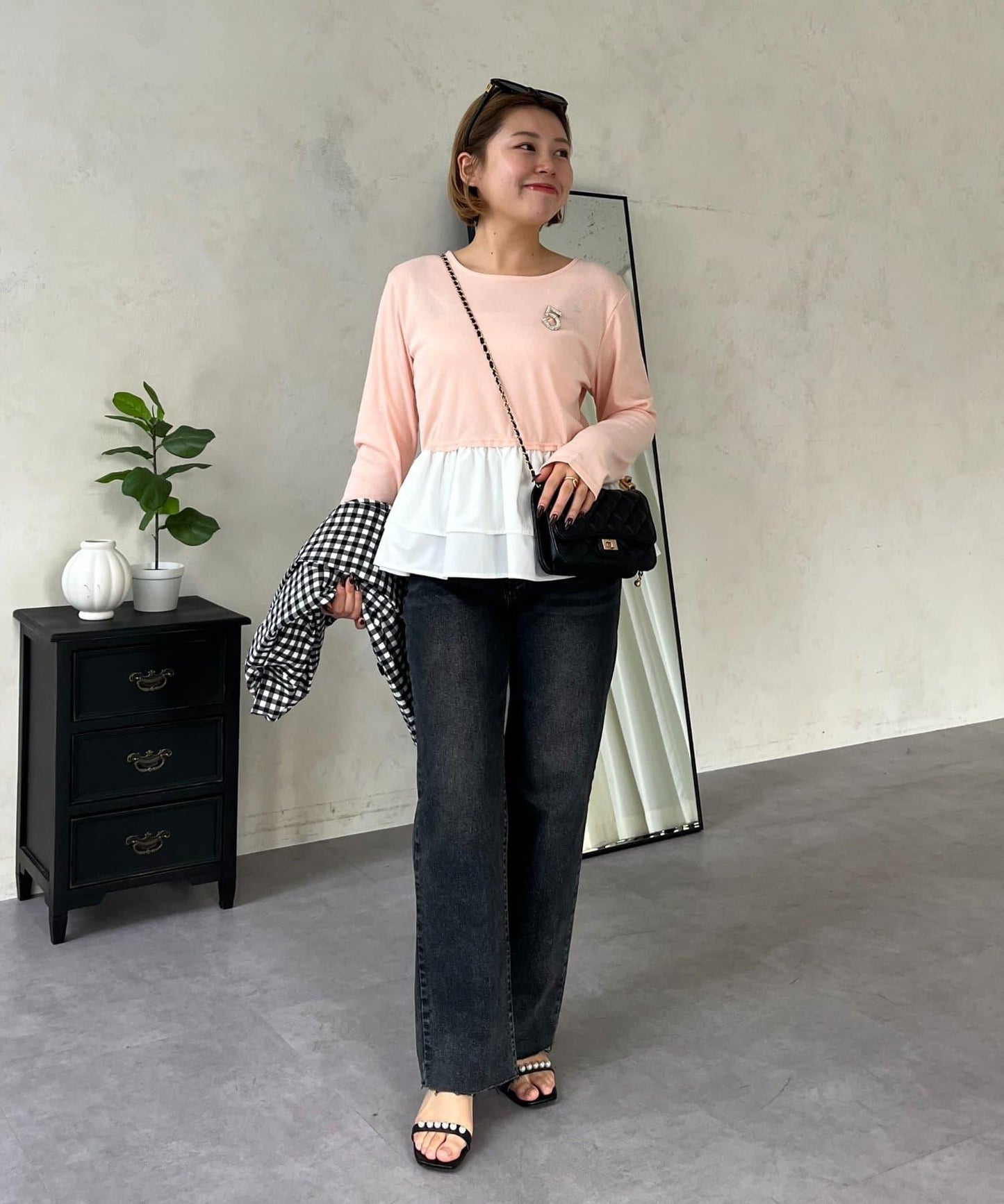 【MOMO】下襬荷葉拼接上衣