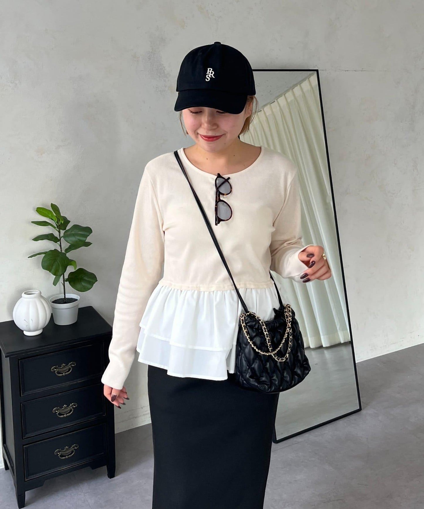 【MOMO】下襬荷葉拼接上衣