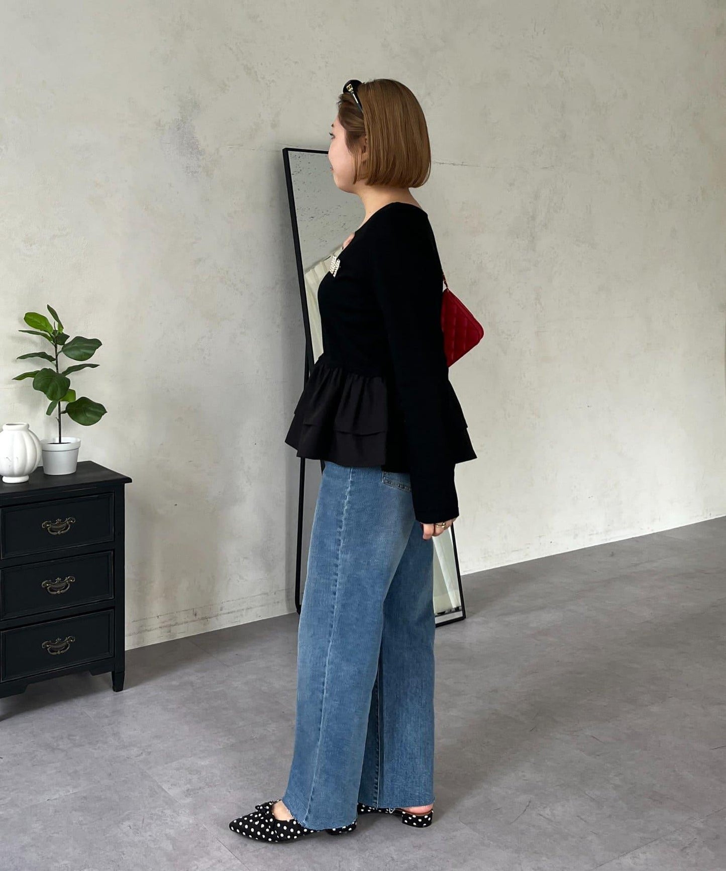 【MOMO】下襬荷葉拼接上衣