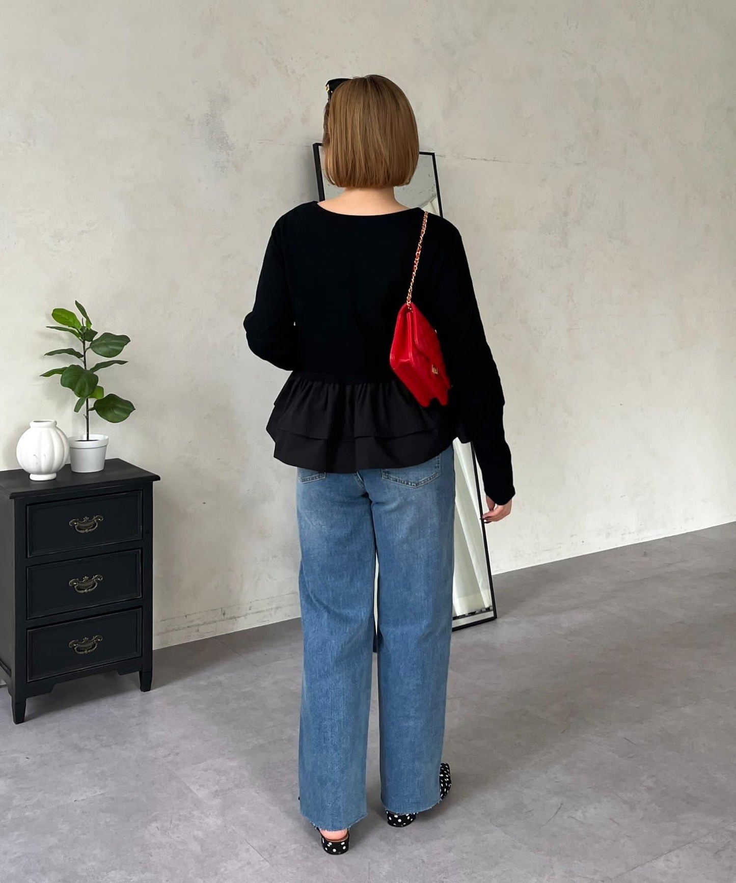 【MOMO】下襬荷葉拼接上衣