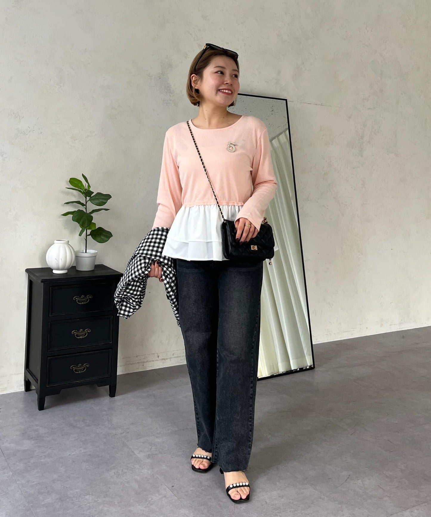 【MOMO】下襬荷葉拼接上衣