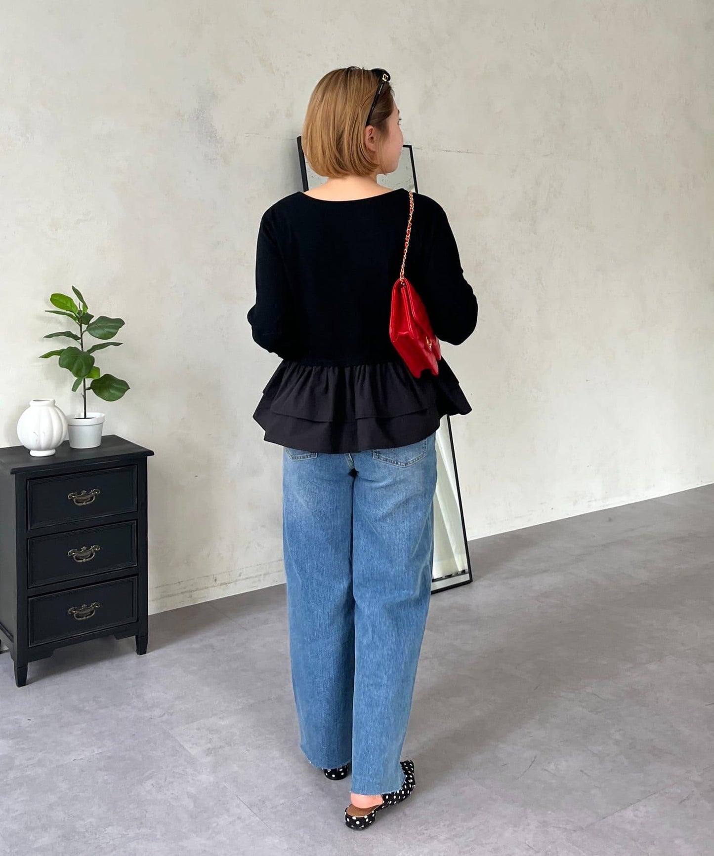 【MOMO】下襬荷葉拼接上衣