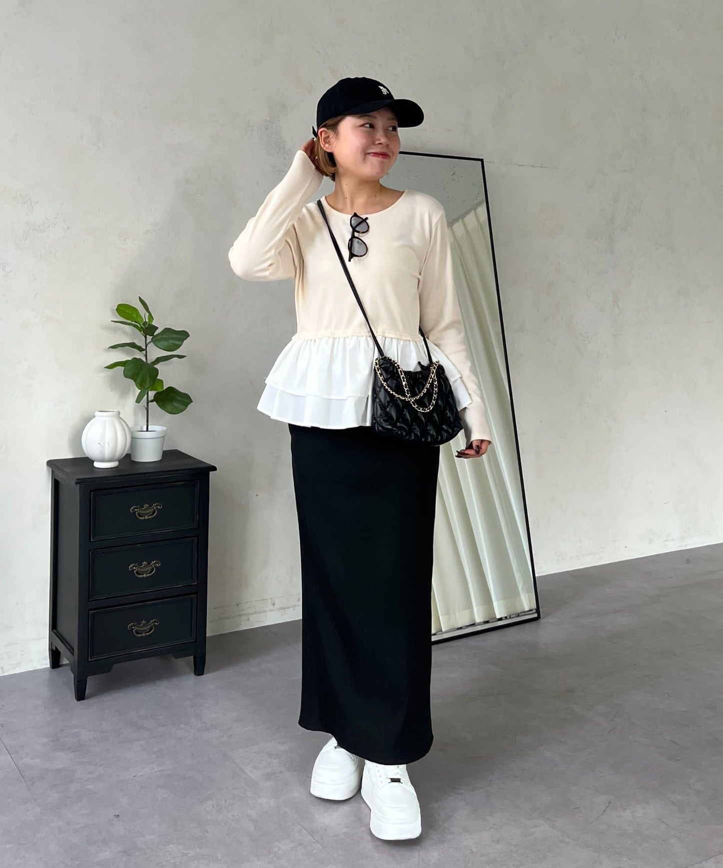 【MOMO】下襬荷葉拼接上衣