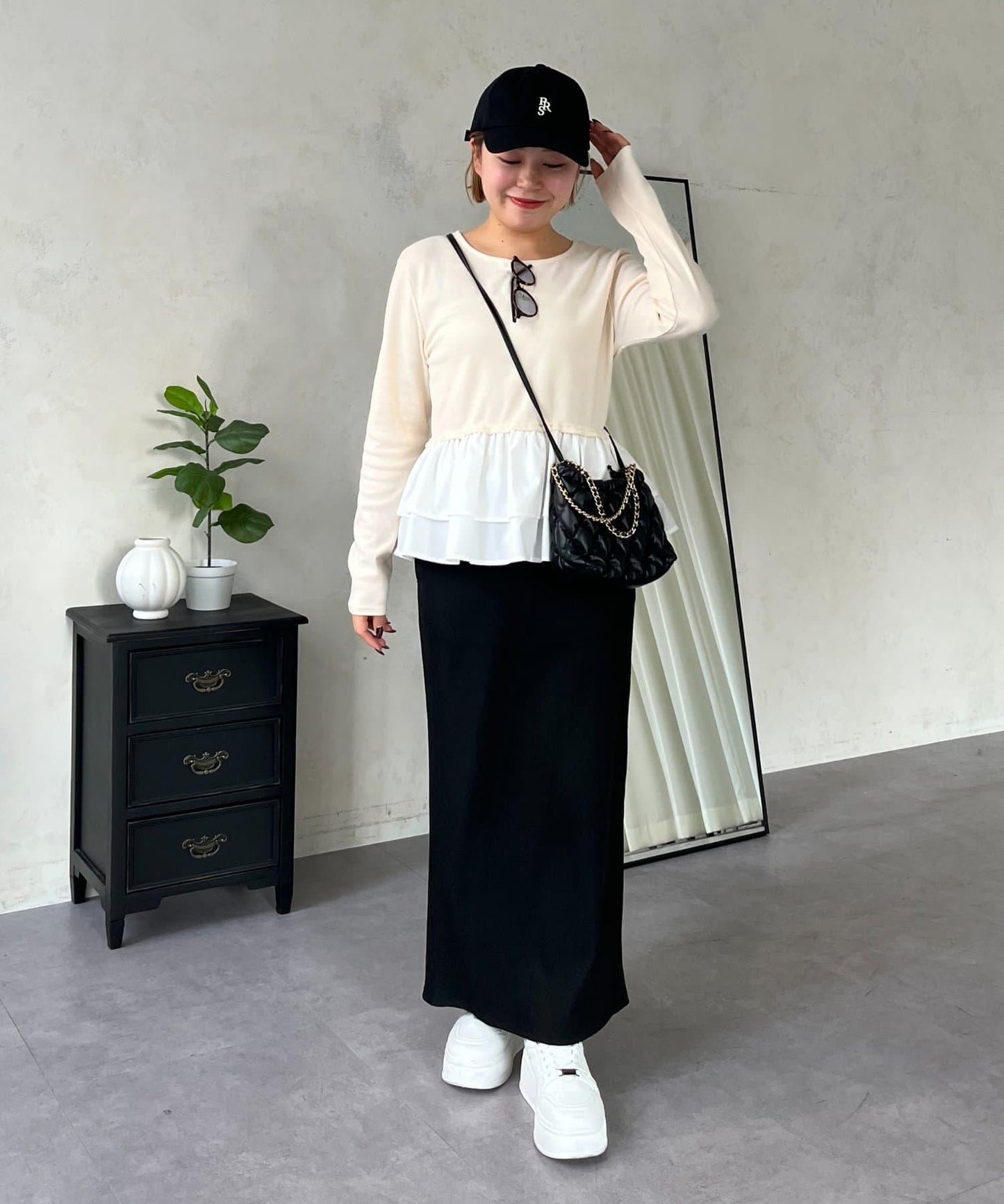 【MOMO】下襬荷葉拼接上衣