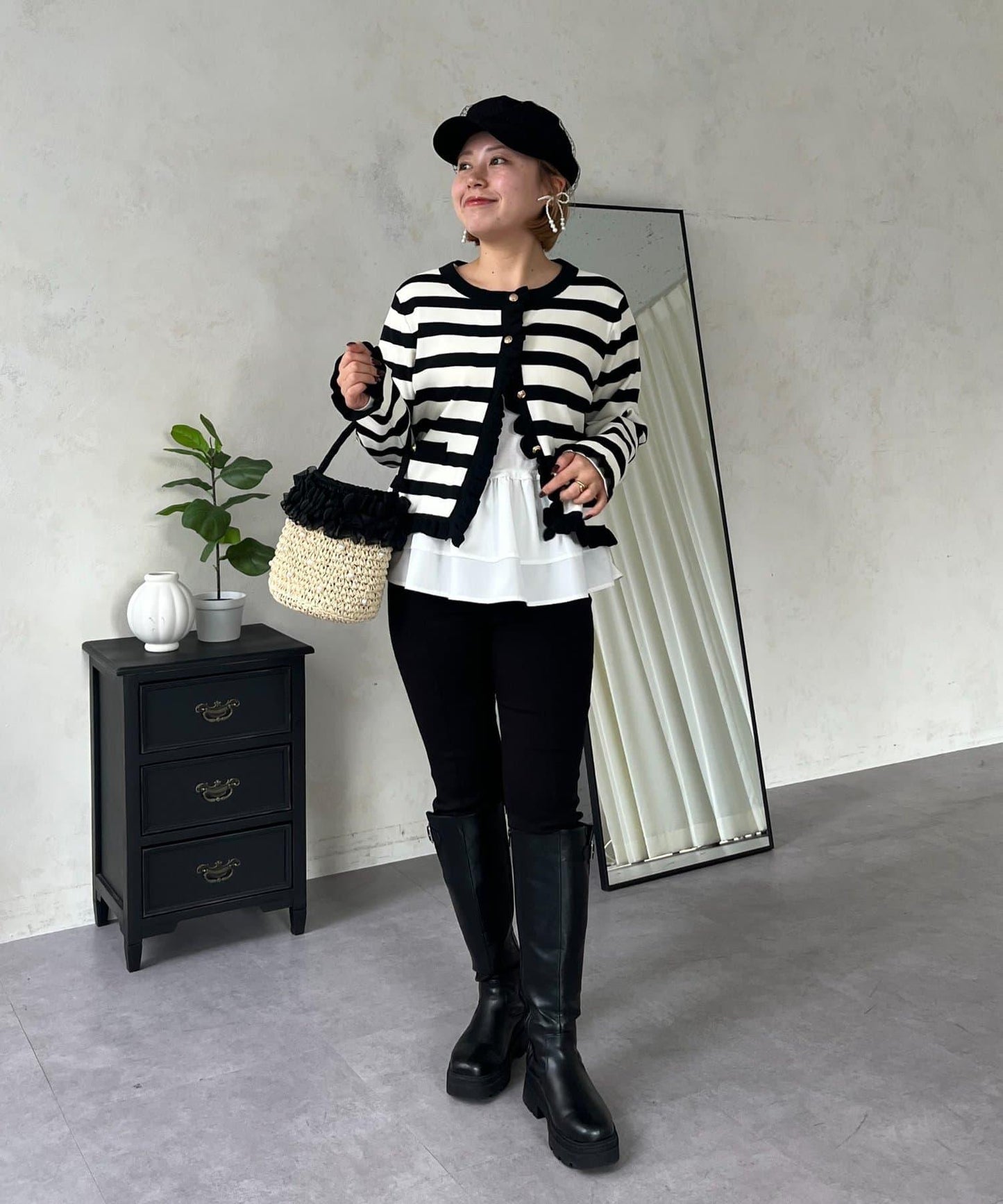 【MOMO】下襬荷葉拼接上衣