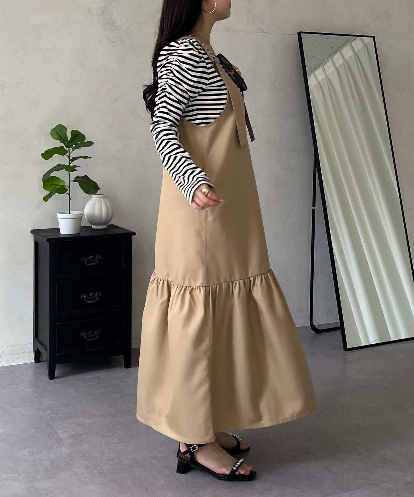 下襬荷葉邊 V領 背心裙