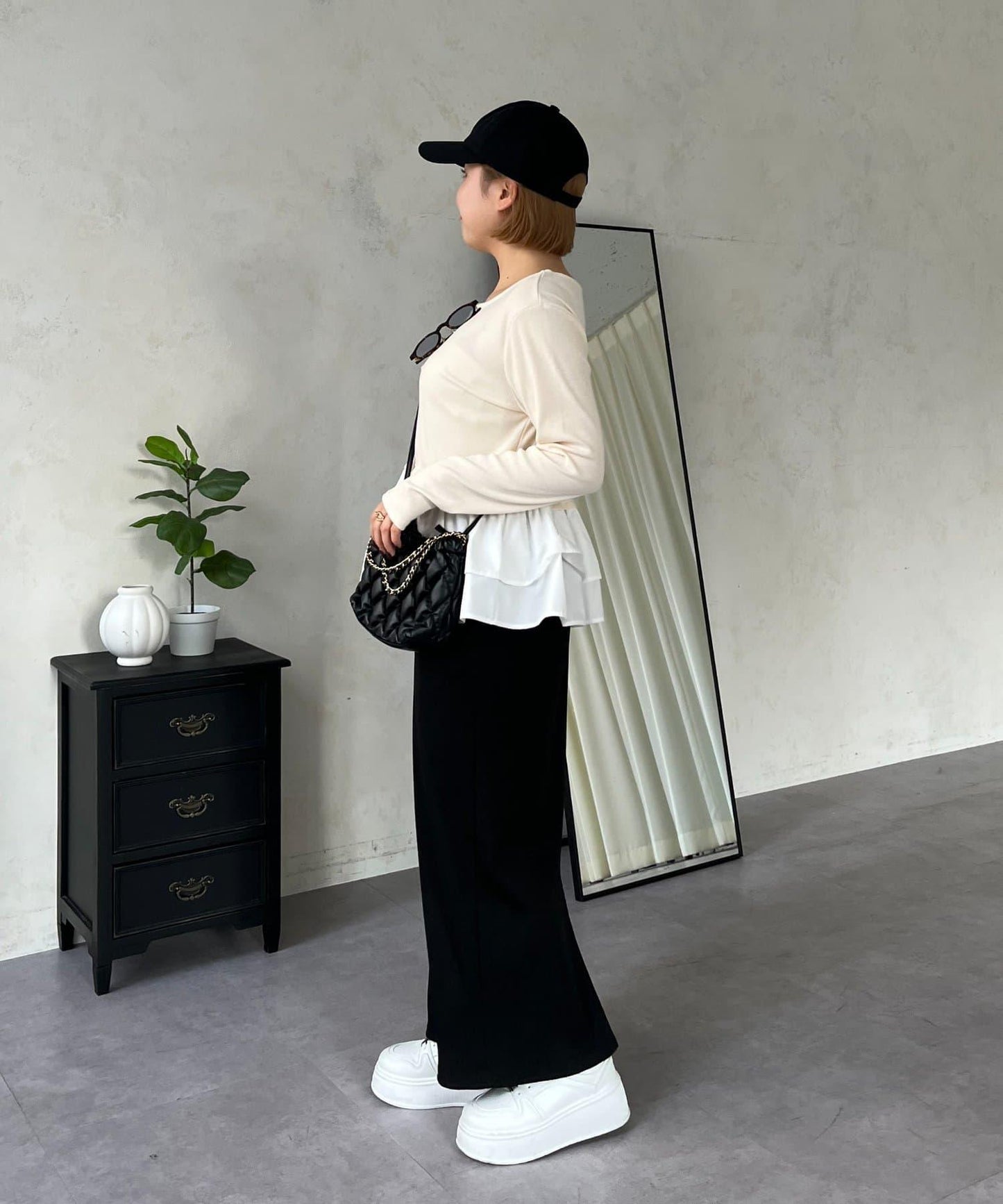 【MOMO】下襬荷葉拼接上衣