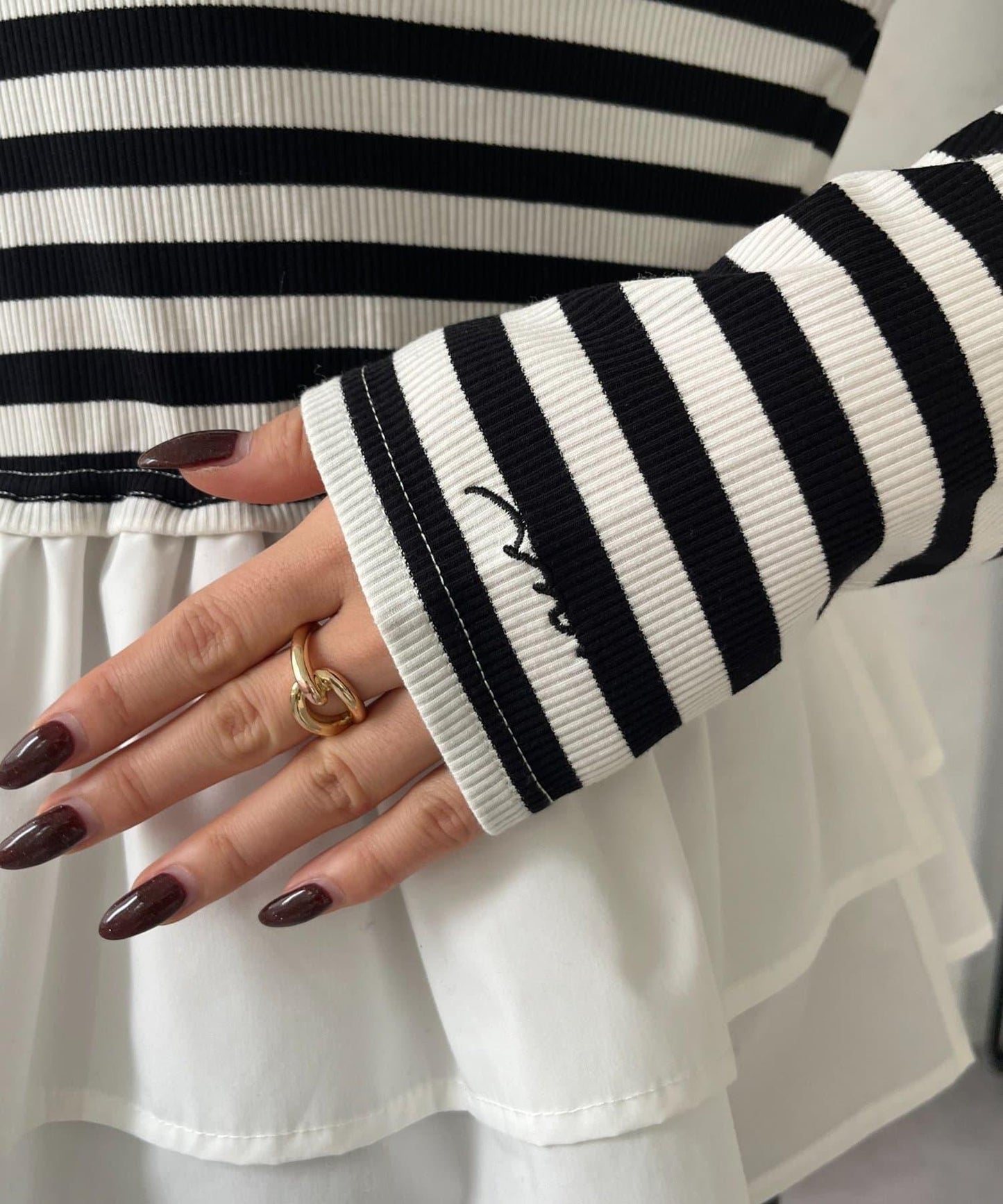 【MOMO】下襬荷葉拼接上衣