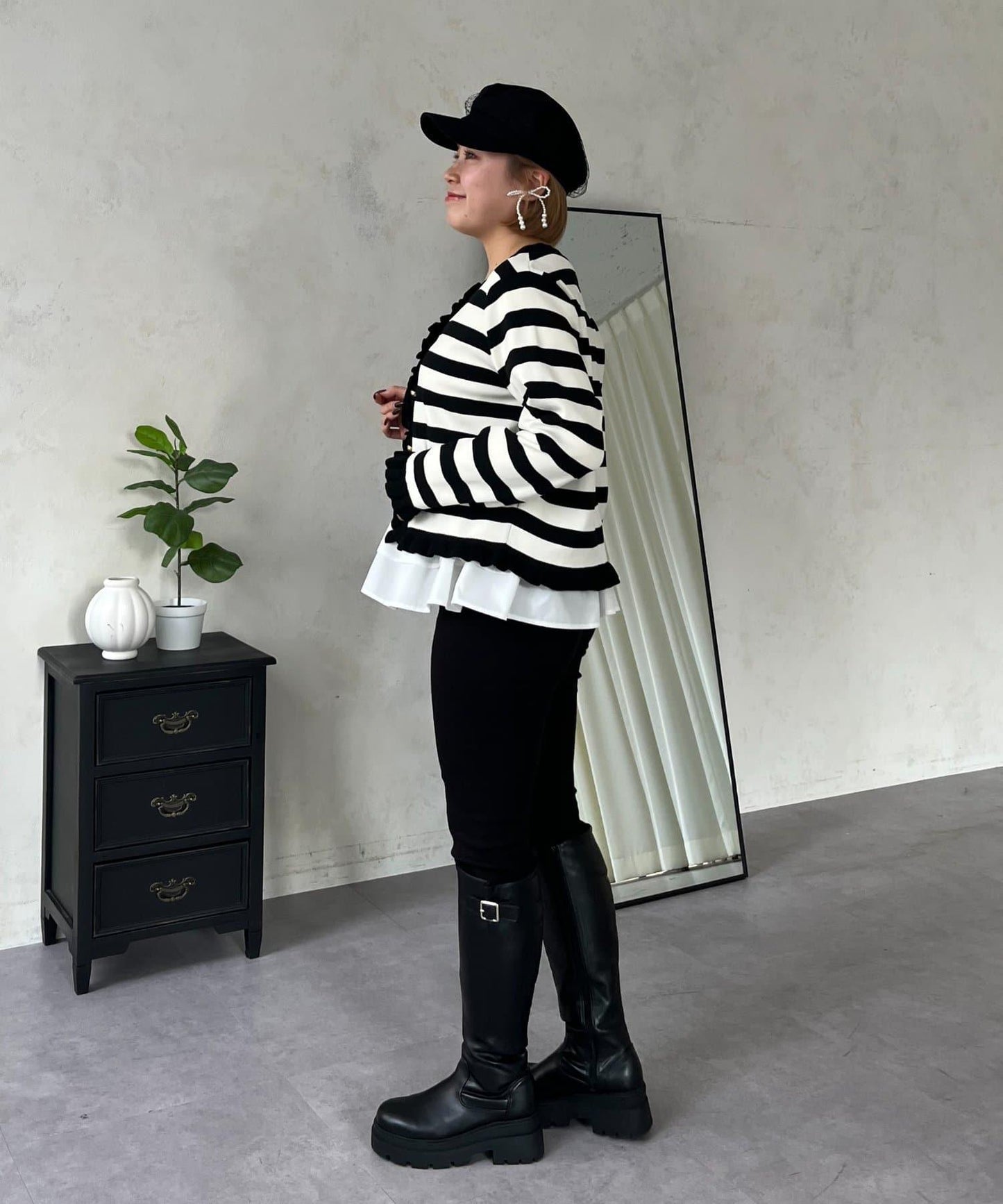 【MOMO】下襬荷葉拼接上衣