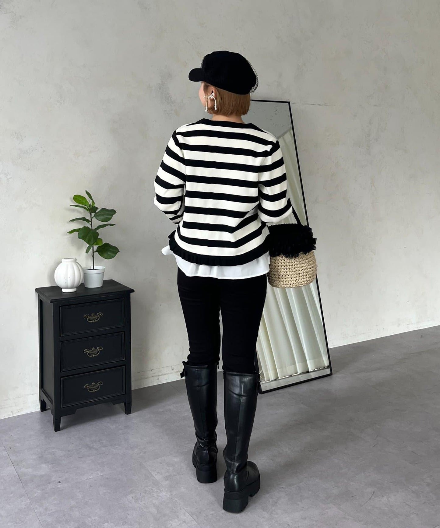 【MOMO】下襬荷葉拼接上衣