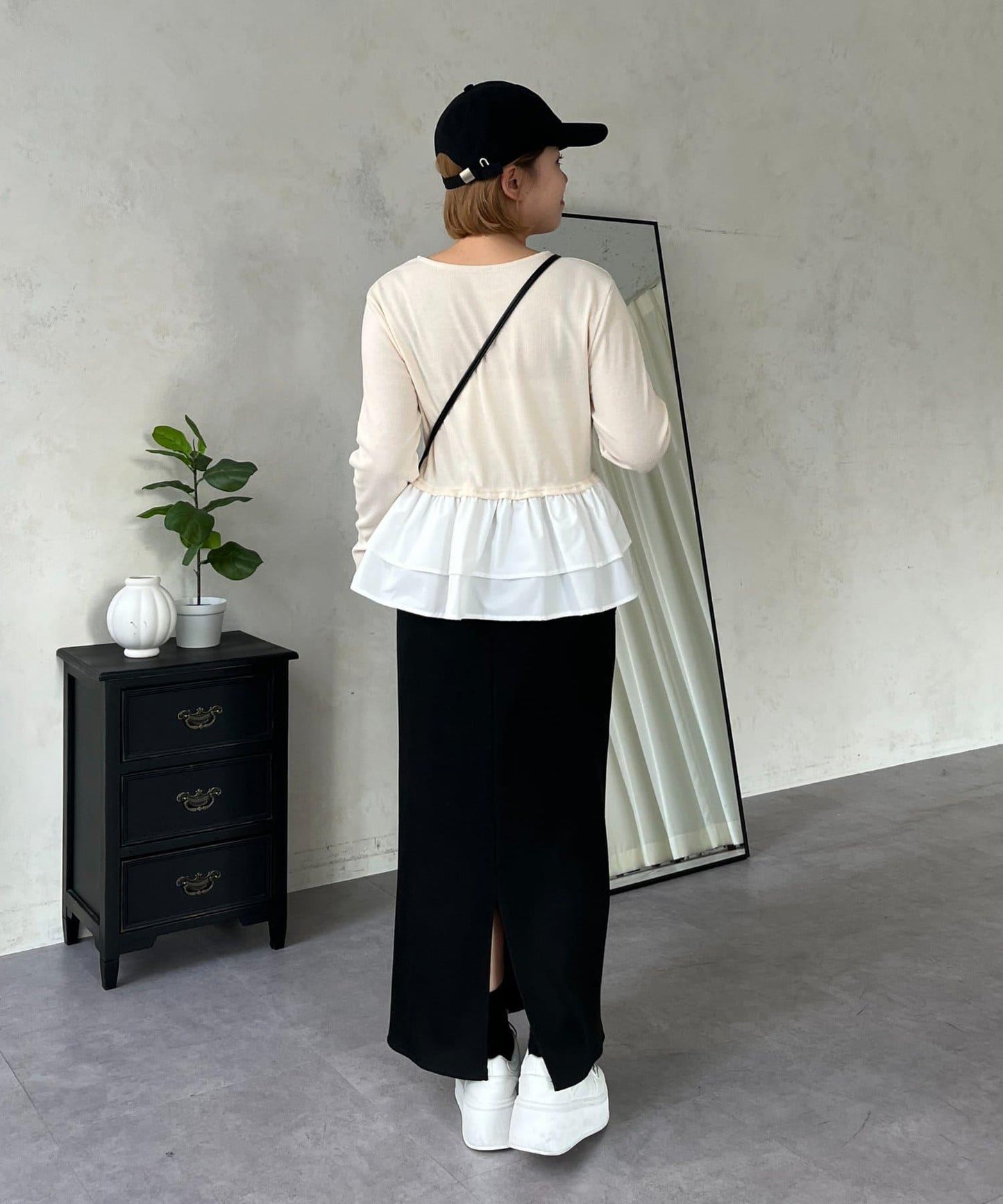 【MOMO】下襬荷葉拼接上衣