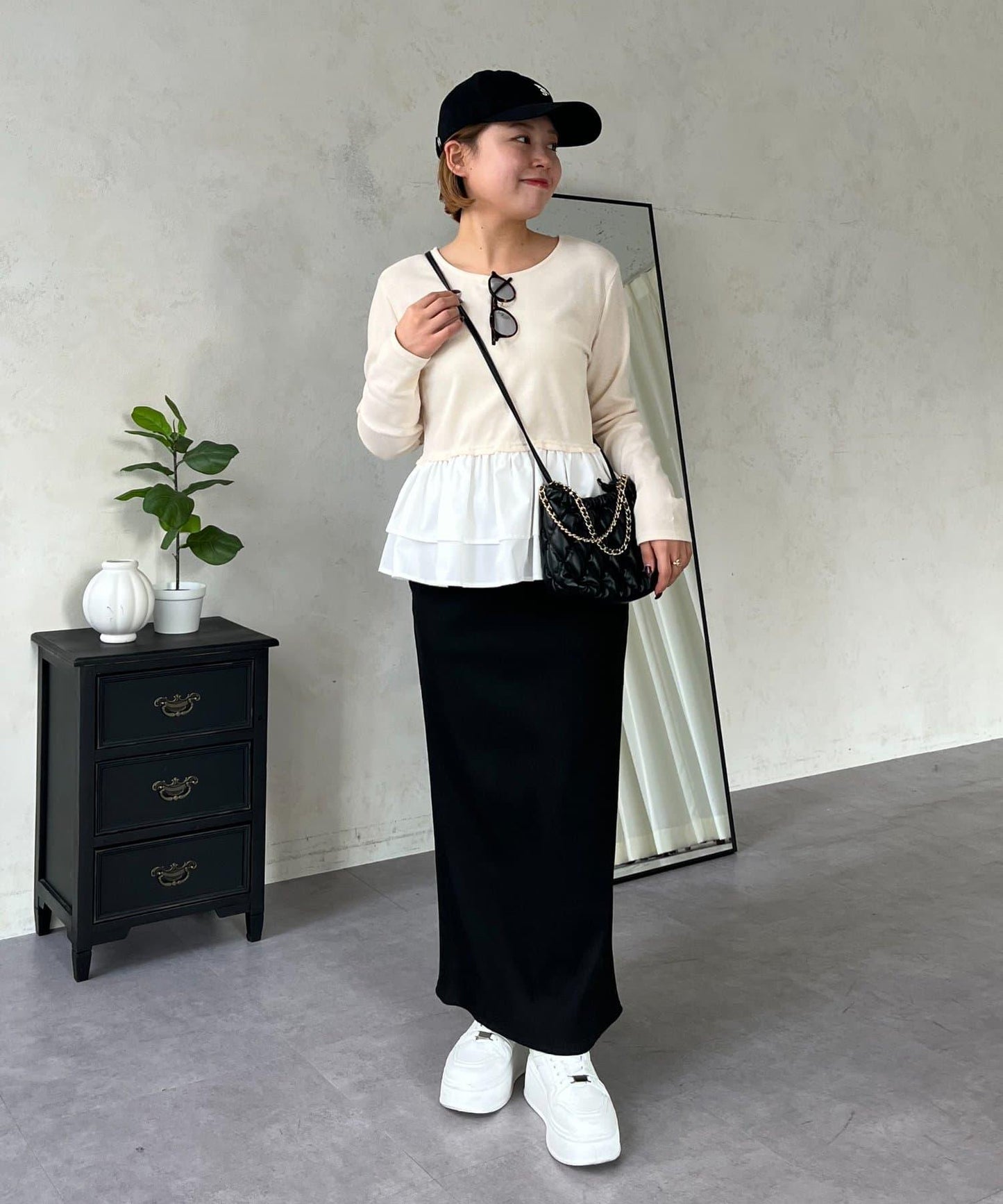 【MOMO】下襬荷葉拼接上衣