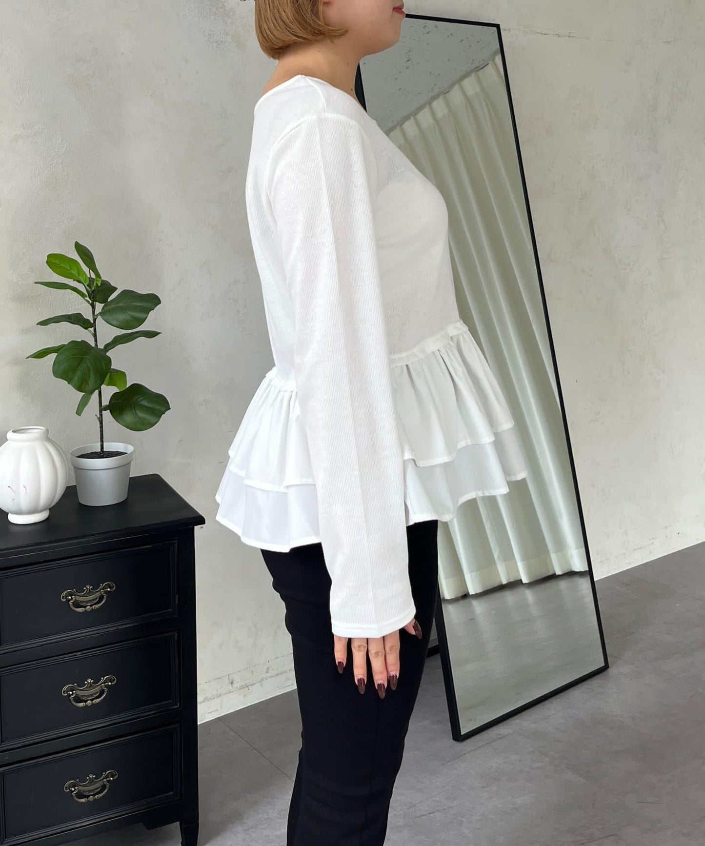 【MOMO】下襬荷葉拼接上衣