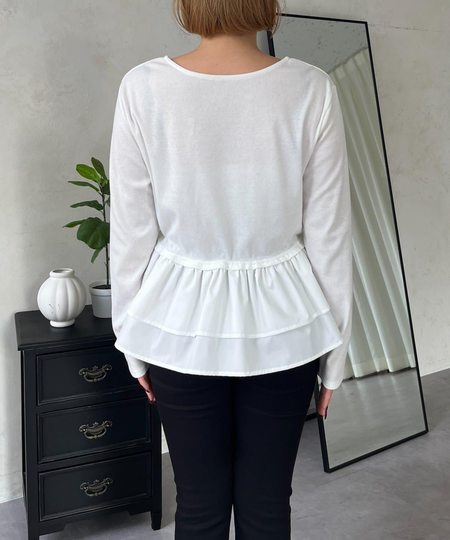 【MOMO】下襬荷葉拼接上衣